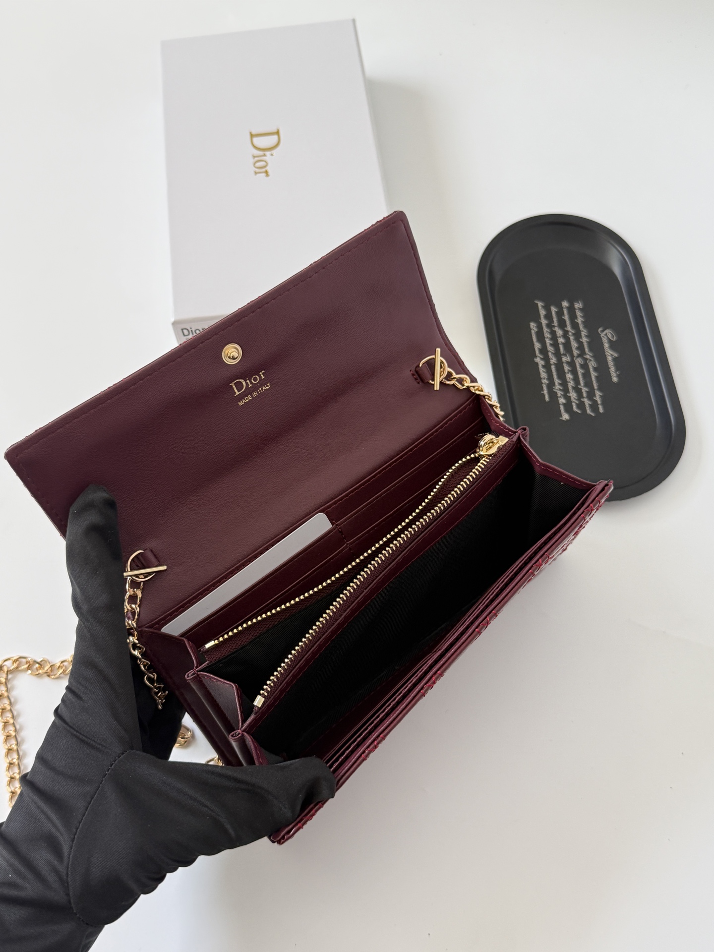🎀品牌：Dior 601🎀颜色： 黑色 白色 枣红 银灰🎀尺寸： 19*10.5*3.5🎀说明:  Di