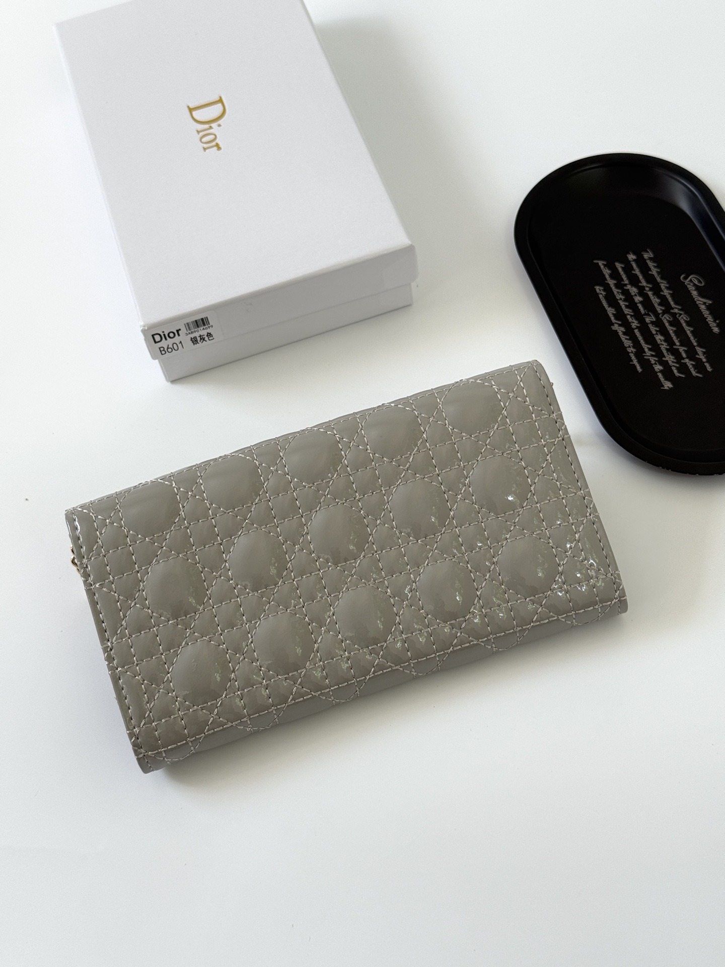 🎀品牌：Dior 601🎀颜色： 黑色 白色 枣红 银灰🎀尺寸： 19*10.5*3.5🎀说明:  Di
