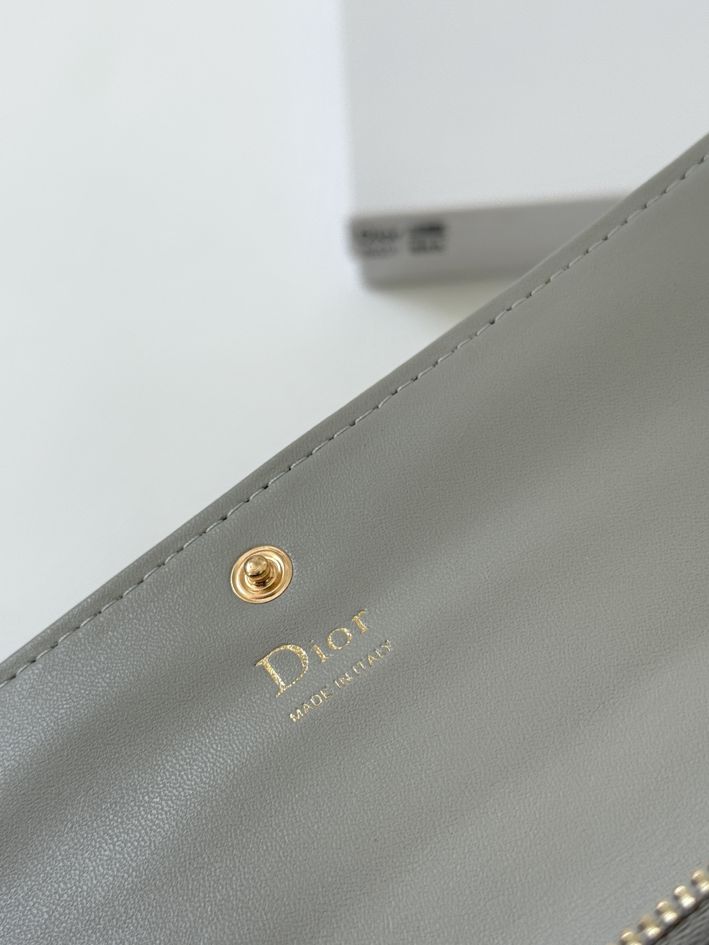 🎀品牌：Dior 601🎀颜色： 黑色 白色 枣红 银灰🎀尺寸： 19*10.5*3.5🎀说明:  Di