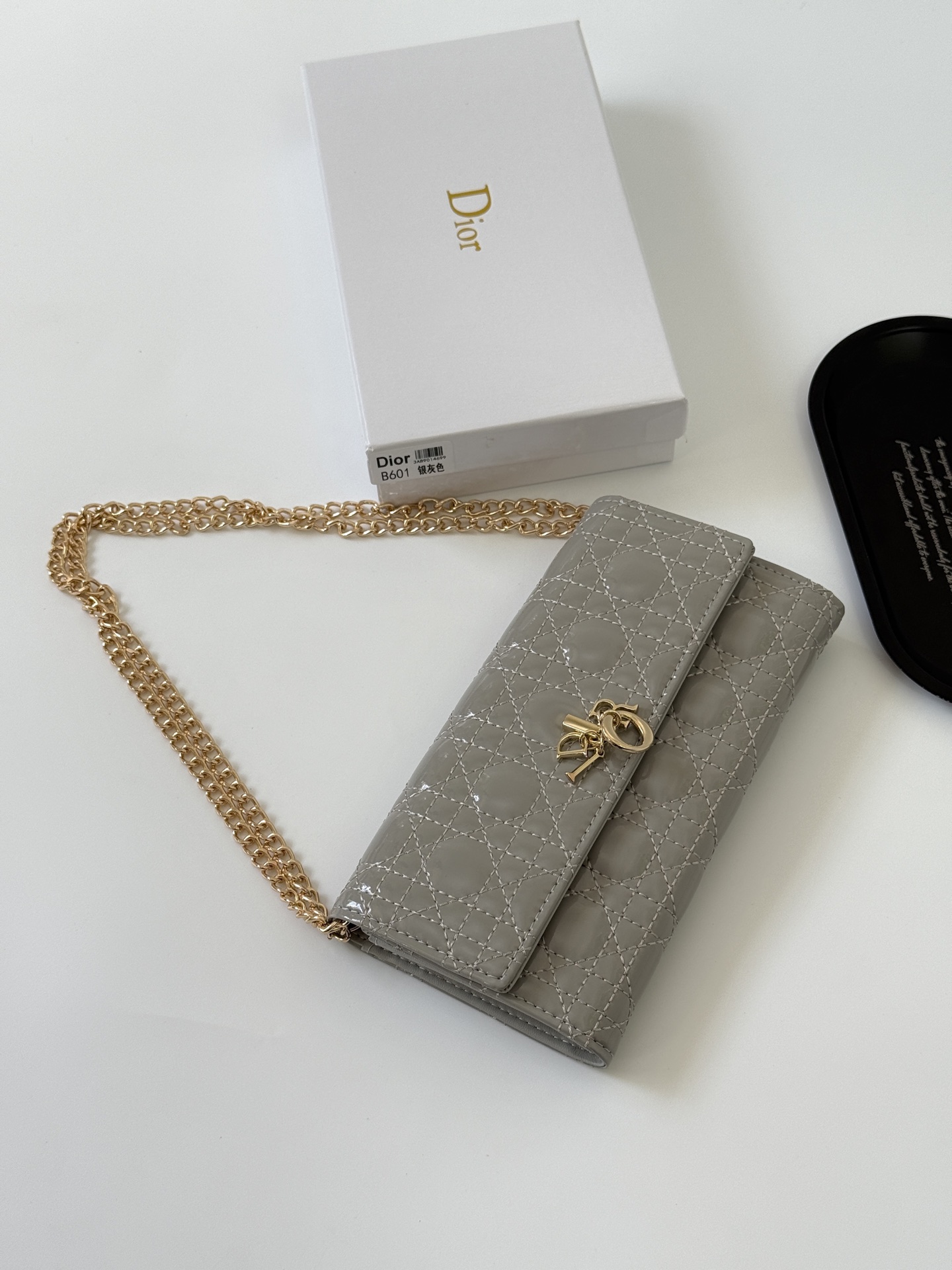 🎀品牌：Dior 601🎀颜色： 黑色 白色 枣红 银灰🎀尺寸： 19*10.5*3.5🎀说明:  Di