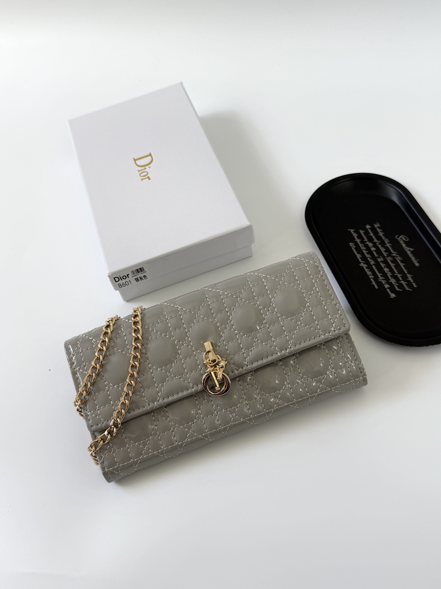 🎀品牌：Dior 601🎀颜色： 黑色 白色 枣红 银灰🎀尺寸： 19*10.5*3.5🎀说明:  Di