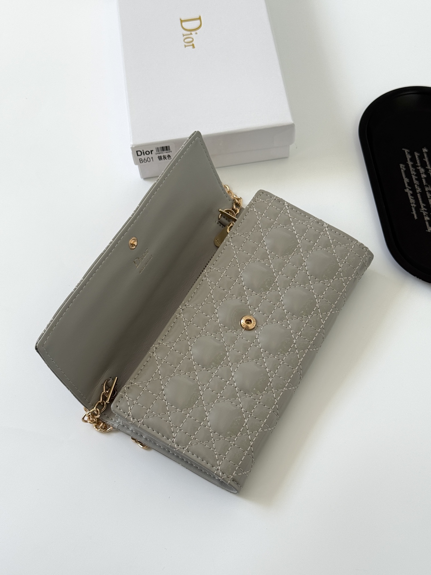 🎀品牌：Dior 601🎀颜色： 黑色 白色 枣红 银灰🎀尺寸： 19*10.5*3.5🎀说明:  Di