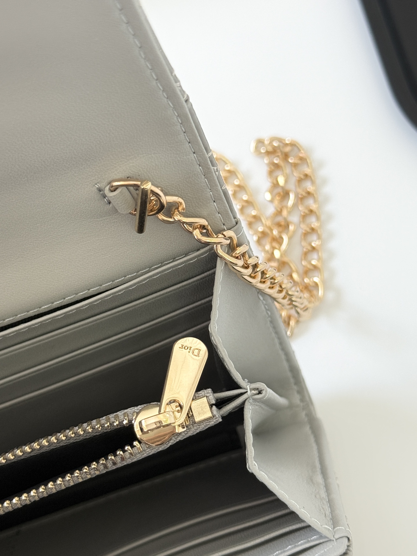 🎀品牌：Dior 601🎀颜色： 黑色 白色 枣红 银灰🎀尺寸： 19*10.5*3.5🎀说明:  Di