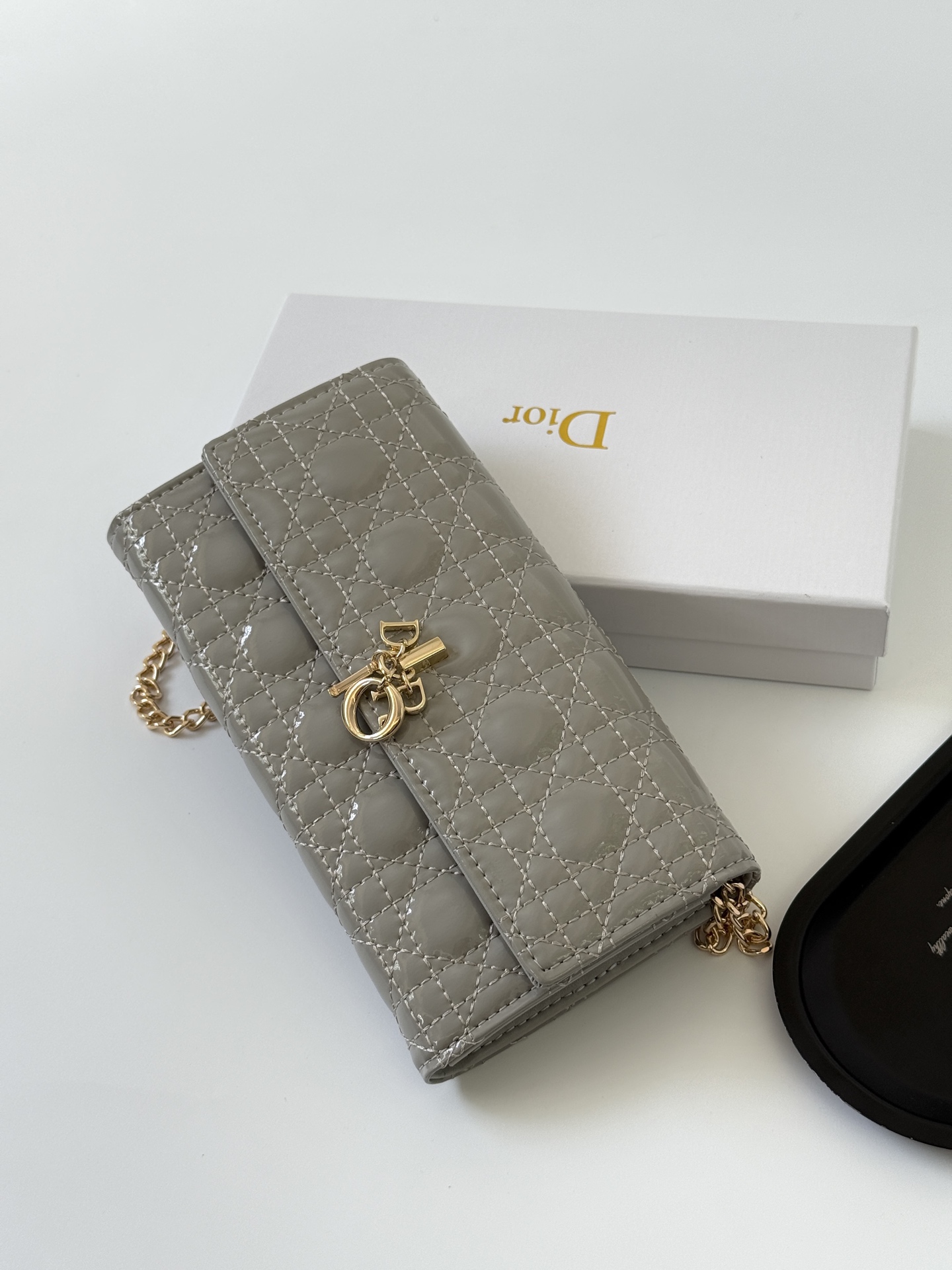 🎀品牌：Dior 601🎀颜色： 黑色 白色 枣红 银灰🎀尺寸： 19*10.5*3.5🎀说明:  Di