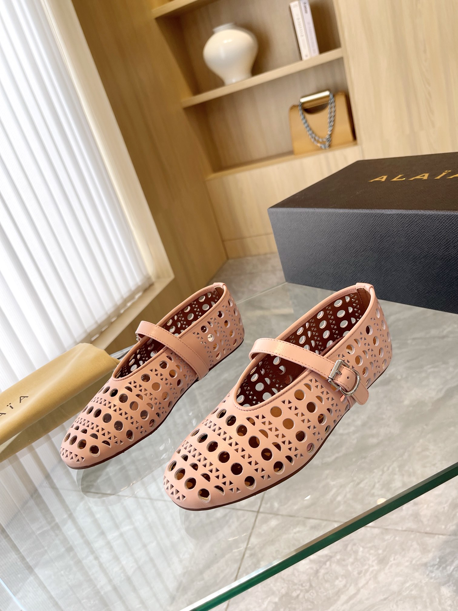 NO:439238,Alaia 24S new retro buckle Mary Jane shoes ballet shoes, catwalk flat ballet shoes, Zhang Xiaohui, the same sweet and cool ballet style, a very popular ballet shoes, romantic, charming, comfortable and versatile girlish style, modern and retro flavor, very simple and atmospheric. Whether it is a skirt, dress or jeans, it can be the finishing touch!   Go material imported calfskin upper imported inner mixed-bred sheepskin, original open molded rubber non-slip sole, size 35-39 (40 41 customized, non-return and exchange), Mary Jane, alaia, mary jane, skirts, jeans, cowhide, sheepskin19860909Alaia 阿莱亚24S新品复古扣带玛丽珍鞋芭蕾舞鞋 走秀款平底芭蕾舞鞋章小蕙同款甜酷芭蕾风,人气超高的一款芭蕾舞鞋,浪漫又迷人舒适百搭满满的少女风 既摩登又复古的味道 非常的简约大气 不管是半身裙 连衣裙还是牛仔裤 它都能成为点睛之笔！  Go 材质 鞋面进口小牛皮 内里进口混种羊皮 大底原版开模橡胶防滑大底 码数35-39（40 41订做不退换）,玛丽珍,alaia,mary jane,skirts,jeans,cowhide,sheepskin,Women's Shoes