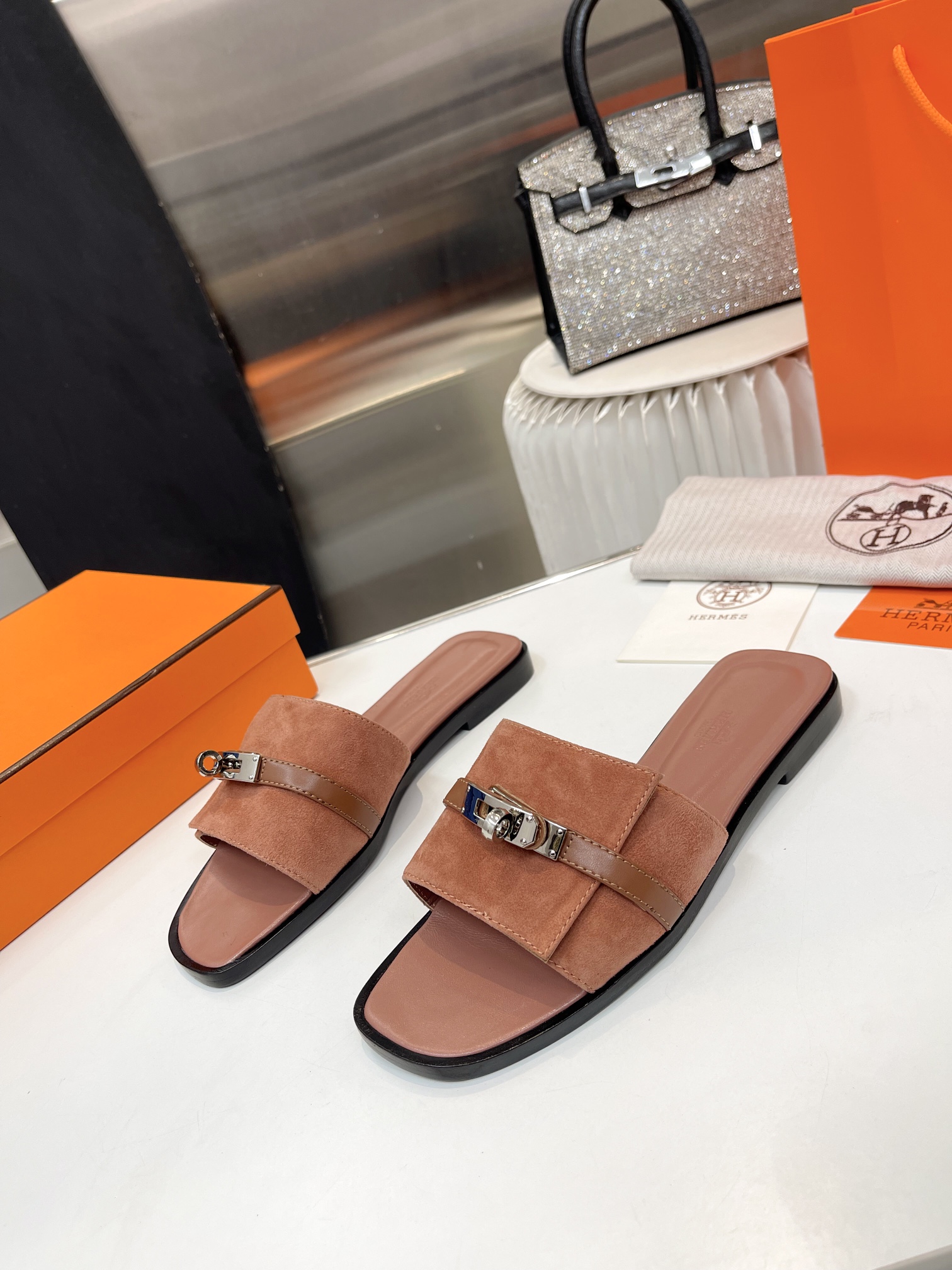 NO:246845,: Brand Hermes Kelly new slippers are more fashionable than the classic H-to-draw!  I can’t resist the temptation at first sight. I really love it so much!  It feels more delicate and comfortable than the previous H-drag, and it feels more delicate and has a full skin.  I love Kelly only in spring and summer, and I can’t miss it!  !  This summer, I still need a pair of shoes like this. The upper is made of cowhide leather, with layered leather craftsmanship, exquisite cuts, clear cut lines, three-dimensional dots and special Kelly buckle exposed stitching to show the exquisite craftsmanship. The bottom is wrapped with comfortable leather, fresh and fashionable, and is the best product list!  !  Simple and flowing design, smooth and create fashionable and beautiful style Size35-41 (41 custom made without return or exchange), slippers, hermes, hermes, slippers, cowhide19860909:  品牌Hermes 爱马仕Kelly扣新款拖鞋 比经典的H拖洋气哦第！一眼看有到种抵挡不住诱的惑,真好的爱好爱级超洋气！搭配Kelly扣感觉比前之的H拖,更加精致皮全的舒适感也很OK！ 春夏独爱Kelly扣绝,对不能错过！！这个夏天依旧很需一要双这样拖的鞋,鞋面以牛皮工手制作,层皮叠革工艺,精致剪,裁线条分明,立体点特缀别的Kelly扣外露缝线尽显湛精工艺,底内包裹舒适真皮,清新时尚,是行出优选的品单！！ 设计简约流,畅打造时尚美柔造型 Size35-41（41定做不退换）,拖鞋,hermes,hermes,slippers,cowhide,Women's Shoes