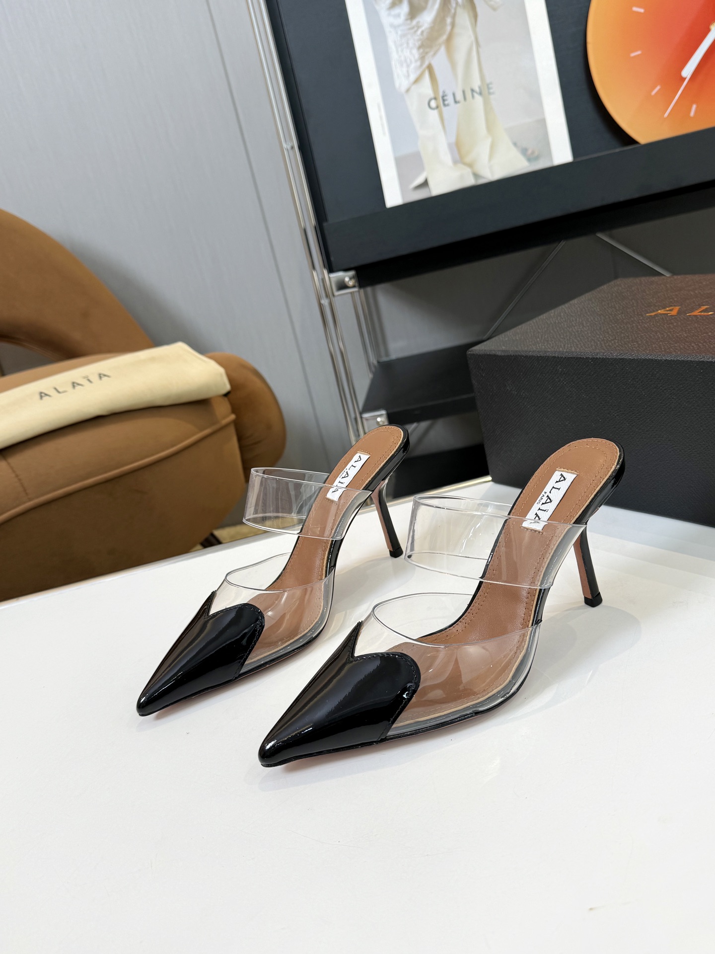 NO:405619,Price: Brand Alaia AlAIA pointed high heel slippers!  Countless designers regard him as 'Designer of Designers' and have more influence on the style of many people!  Alaia's design elements such as rivets, metal ring buckles, tight brass and sexy snake skin are constantly appearing on the catwalks of major brands. They are super popular and beautiful!  Imported film of fabric, horse hair. Cow patent leather inner lining, footbed sheepskin lining Sole imported from Italy genuine leather outsole Heel height 8.5cm Size35-41 (40.41 custom-made non-return and exchange), high heels, alaia, high heels, slippers, sheepskin, snakeskin, Leather soles19860909Price: 品 牌Alaia AlAIA阿莱雅尖头高跟拖鞋！无数的名设计师都把他看作“Designer of Designers”更影响着很多人的风格！铆钉、金属环扣、紧束胸衣和性感蛇皮这些Alaia的设计元素,不断出现在各大品牌的T台上、超级火爆,上脚美爆啦！ 面料进口胶片、马毛. 牛漆皮 内里、垫脚羊皮里 鞋底意大利进口真皮大底 跟高8.5cm Size35-41（40.41定制不退换）,高跟鞋,alaia,high heels,slippers,sheepskin,snakeskin,Leather soles,Women's Shoes