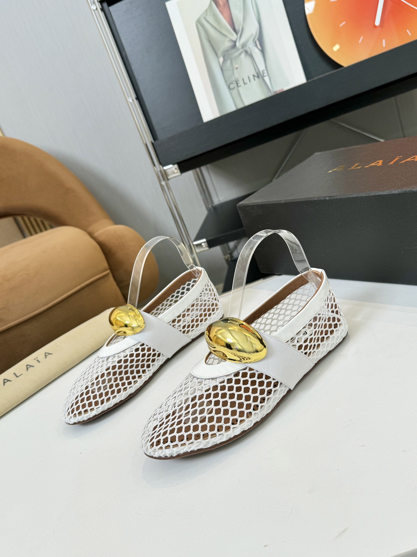 NO:439216,Alaia 23S new retro buckle Mary Jane shoes ballet shoes, catwalk flat ballet shoes, Zhang Xiaohui, the same sweet and cool ballet style, a very popular ballet shoes, romantic, charming, comfortable and versatile girlish style, modern and retro flavor, very simple and atmospheric. Whether it is a skirt, dress or jeans, it can be the finishing touch!   Go material, imported upper, original open molded rubber non-slip sole, size 35-39 (40 41 custom made, no return or exchange), Mary Jane, alaia, mary jane, skirts, jeans19860909Alaia 阿莱亚23S新品复古扣带玛丽珍鞋芭蕾舞鞋 走秀款平底芭蕾舞鞋章小蕙同款甜酷芭蕾风,人气超高的一款芭蕾舞鞋,浪漫又迷人舒适百搭满满的少女风 既摩登又复古的味道 非常的简约大气 不管是半身裙 连衣裙还是牛仔裤 它都能成为点睛之笔！  Go 材质 鞋面进口丝网 大底原版开模橡胶防滑大底 码数35-39（40 41订做不退换）,玛丽珍,alaia,mary jane,skirts,jeans,Women's Shoes