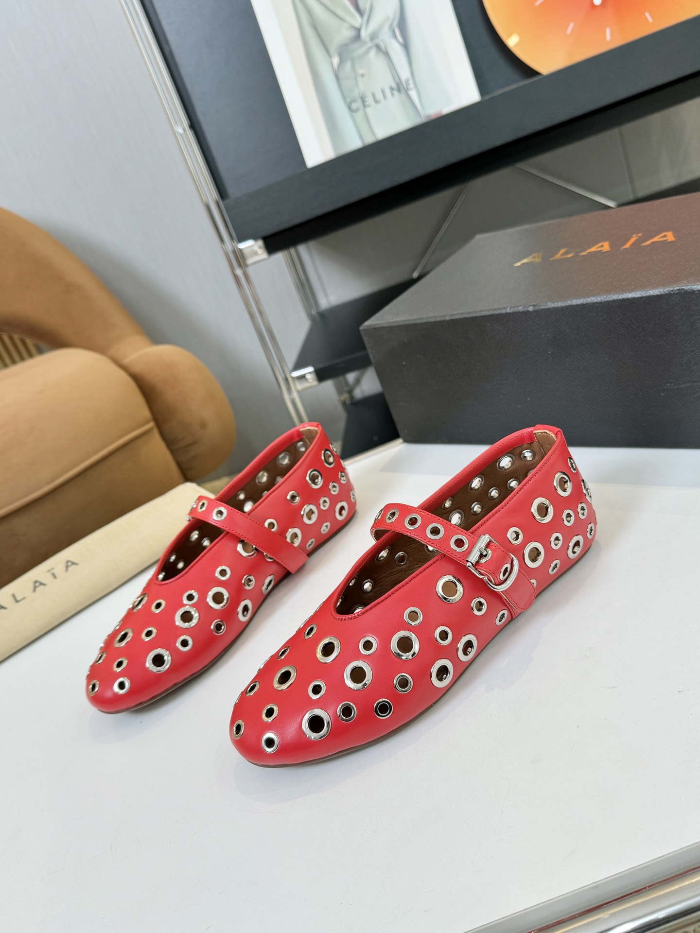 NO:439243,Alaia 23S new retro buckle Mary Jane shoes ballet shoes, catwalk flat ballet shoes, Zhang Xiaohui, the same sweet and cool ballet style, a very popular ballet shoes, romantic, charming, comfortable and versatile girlish style, modern and retro flavor, very simple and atmospheric. Whether it is a skirt, dress or jeans, it can be the finishing touch!   Go material imported calfskin upper imported inner mixed-bred sheepskin, original open molded rubber non-slip sole, size 35-39 (40 41 customized, non-return and exchange), Mary Jane, alaia, mary jane, skirts, jeans, cowhide, sheepskin19860909Alaia 阿莱亚23S新品复古扣带玛丽珍鞋芭蕾舞鞋 走秀款平底芭蕾舞鞋章小蕙同款甜酷芭蕾风,人气超高的一款芭蕾舞鞋,浪漫又迷人舒适百搭满满的少女风 既摩登又复古的味道 非常的简约大气 不管是半身裙 连衣裙还是牛仔裤 它都能成为点睛之笔！  Go 材质 鞋面进口小牛皮 内里进口混种羊皮 大底原版开模橡胶防滑大底 码数35-39（40 41订做不退换）,玛丽珍,alaia,mary jane,skirts,jeans,cowhide,sheepskin,Women's Shoes