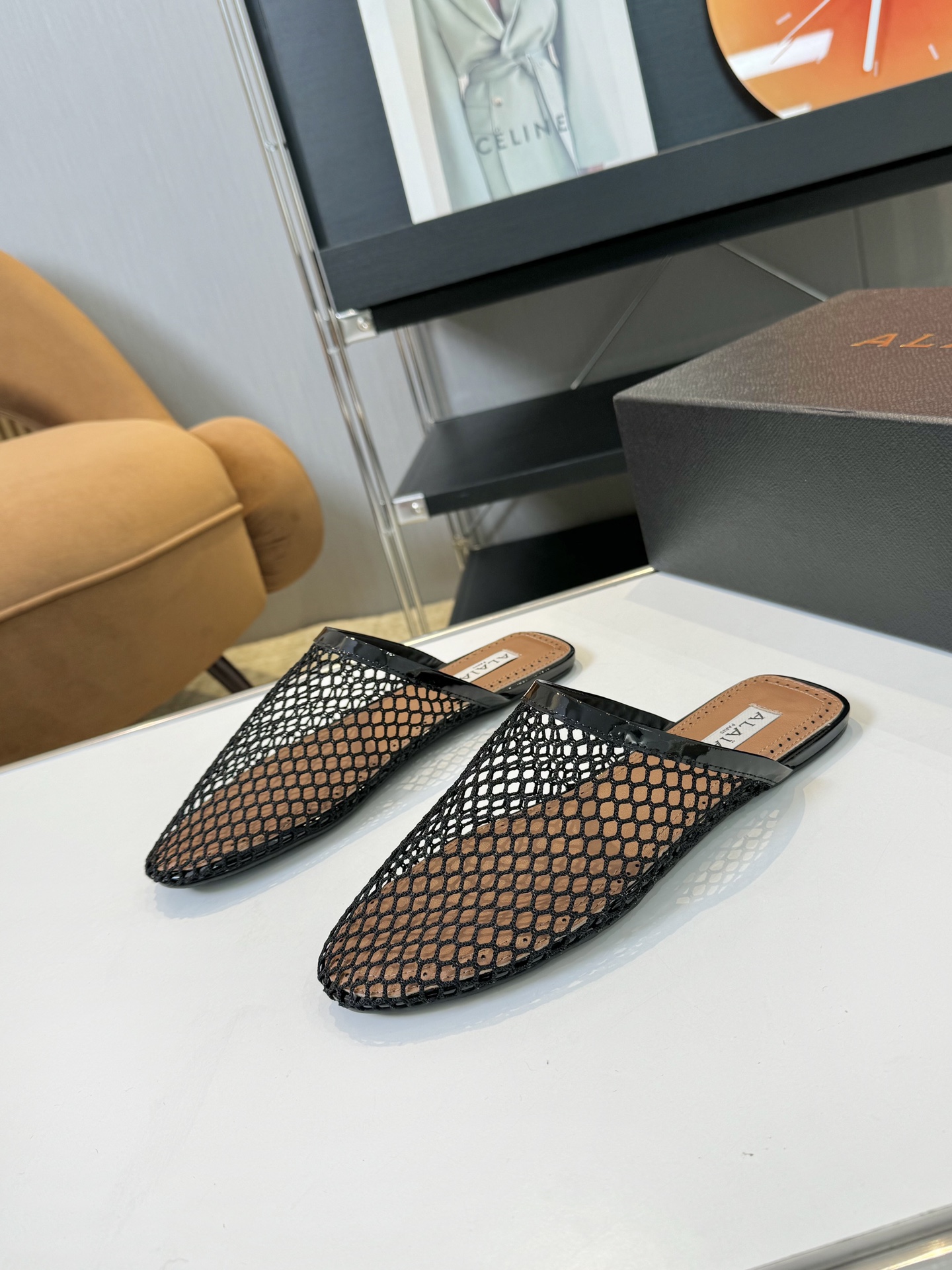 NO:480083,Price: Brand Alaia 23S new retro buckle Mary Jane shoes ballet shoes, catwalk flat ballet shoes, Zhang Xiaohui, the same sweet and cool ballet style, a very popular ballet shoes, romantic, charming, comfortable and versatile girlish style, modern and retro flavor, very simple and atmospheric. Whether it is a skirt, dress or jeans, it can be the finishing touch!   Go material, imported upper, original open molded rubber non-slip sole, size 35-39 (40 41 custom made, no return or exchange), ballet shoes, alaia, mary jane, skirts, jeans19860909Price: 品 牌Alaia 阿莱亚23S新品复古扣带玛丽珍鞋芭蕾舞鞋 走秀款平底芭蕾舞鞋章小蕙同款甜酷芭蕾风,人气超高的一款芭蕾舞鞋,浪漫又迷人舒适百搭满满的少女风 既摩登又复古的味道 非常的简约大气 不管是半身裙 连衣裙还是牛仔裤 它都能成为点睛之笔！  Go 材质 鞋面进口丝网 大底原版开模橡胶防滑大底 码数35-39（40 41订做不退换）,芭蕾舞鞋,alaia,mary jane,skirts,jeans,Women's Shoes