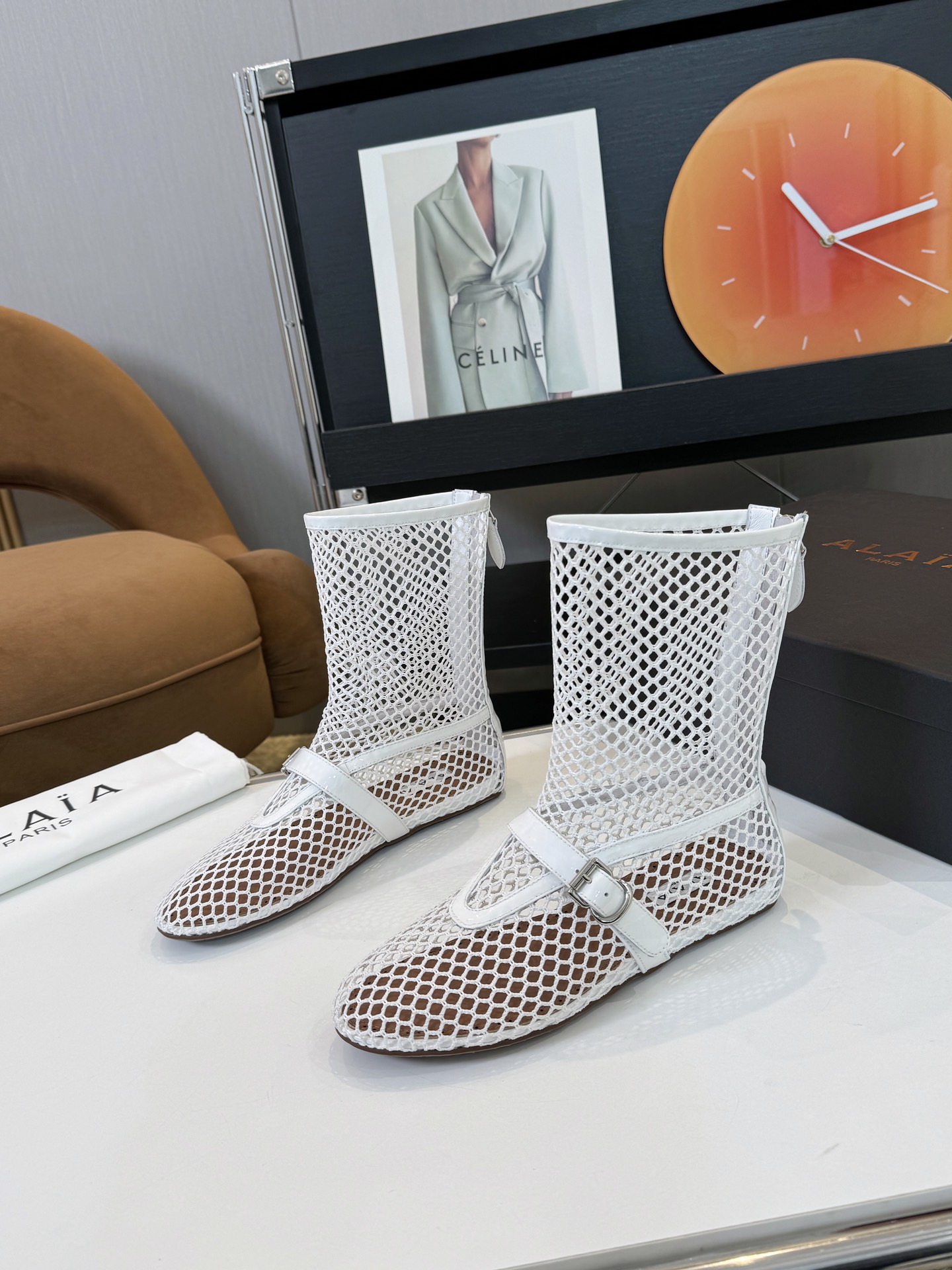 NO:439192,Alaia French high-end first-tier haute couture brand Alaia: The last craftsman in the fashion industry, the king of cutting only loyal to the female body curve. Alaia, founded in 1979, has always been selling fashionable women's shoes. Paris fashion industry and the whole world are well-known Victoria Beckham, Michelle Obama, Ladygaga, Madonna, are all admirers and top fans of ALAA. The new Alaia full diamond series women's boots in the fashion show, hand-drilled, dazzling. The upper is original custom cowhide (Australia diamond) + mesh, inner sheepskin, sole anti-slip rubber sole, size 35-40 (41.42 customization) Packaging Alaia original packaging, boots, alaia, boots, cowhide, sheepskin19860909Alaia 法国高端一线高定品牌 Alaia:时尚界最后的手艺人 只忠于展现女性身体曲线的裁剪之王 始创于1979年的品牌Alaia 一直主售时装感十足的型格女鞋 巴黎时装界以及全世界都享有盛誉 维多利亚贝克汉姆,米歇尔奥巴马,Ladygaga ,麦当娜, 都是ALAA的崇拜者和头号粉丝 时装秀新款Alaia满钻系列女靴 人工手工上钻,亮眼十足 鞋面原版定制牛皮（澳钻）+网面 内里羊皮 鞋底防滑橡胶底 码数35-40（41.42定制） 包装Alaia原版包装,靴子,alaia,boots,cowhide,sheepskin,Women's Shoes