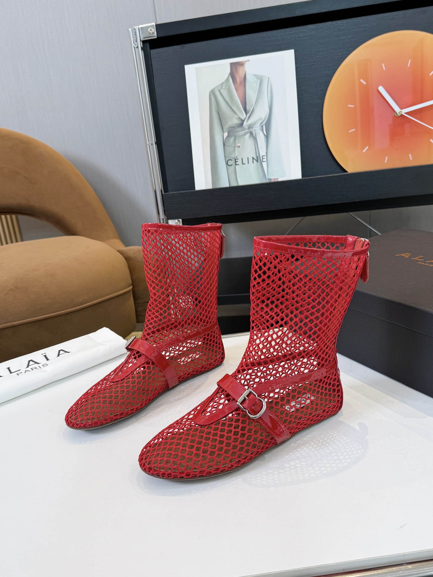 NO:577456,Price: Brand Alaia French high-end first-line haute couture brand AzzedineAlaia: the last craftsman in the fashion industry, the king of tailoring who is only loyal to showing off the female body curves. The brand Alaia, founded in 1979, has always been selling fashionable and stylish women's shoes. It enjoys a high reputation in the Paris fashion industry and the world. Victoria Beckham, Michelle Obama, Ladygaga, Madonna, are all admirers and number one fans of ALAA.  Fashion show new Alaia full diamond series women's boots, hand-drilled, very eye-catching, original custom-made cowhide leather (Australian diamond) + mesh on the upper, sheepskin lining, non-slip rubber sole, size 35-40 (customized at 41.42), original Alaia packaging, boots, alaia, boots, cowhide, sheepskin19860909Price: 品 牌Alaia 法国高端一线高定品牌 AzzedineAlaia:时尚界最后的手艺人 只忠于展现女性身体曲线的裁剪之王 始创于1979年的品牌Alaia 一直主售时装感十足的型格女鞋 巴黎时装界以及全世界都享有盛誉 维多利亚贝克汉姆,米歇尔奥巴马,Ladygaga ,麦当娜, 都是ALAA的崇拜者和头号粉丝 时装秀新款Alaia满钻系列女靴 人工手工上钻,亮眼十足 鞋面原版定制牛皮（澳钻）+网面 内里羊皮 鞋底防滑橡胶底 码数35-40（41.42定制） 包装Alaia原版包装,靴子,alaia,boots,cowhide,sheepskin,Women's Shoes