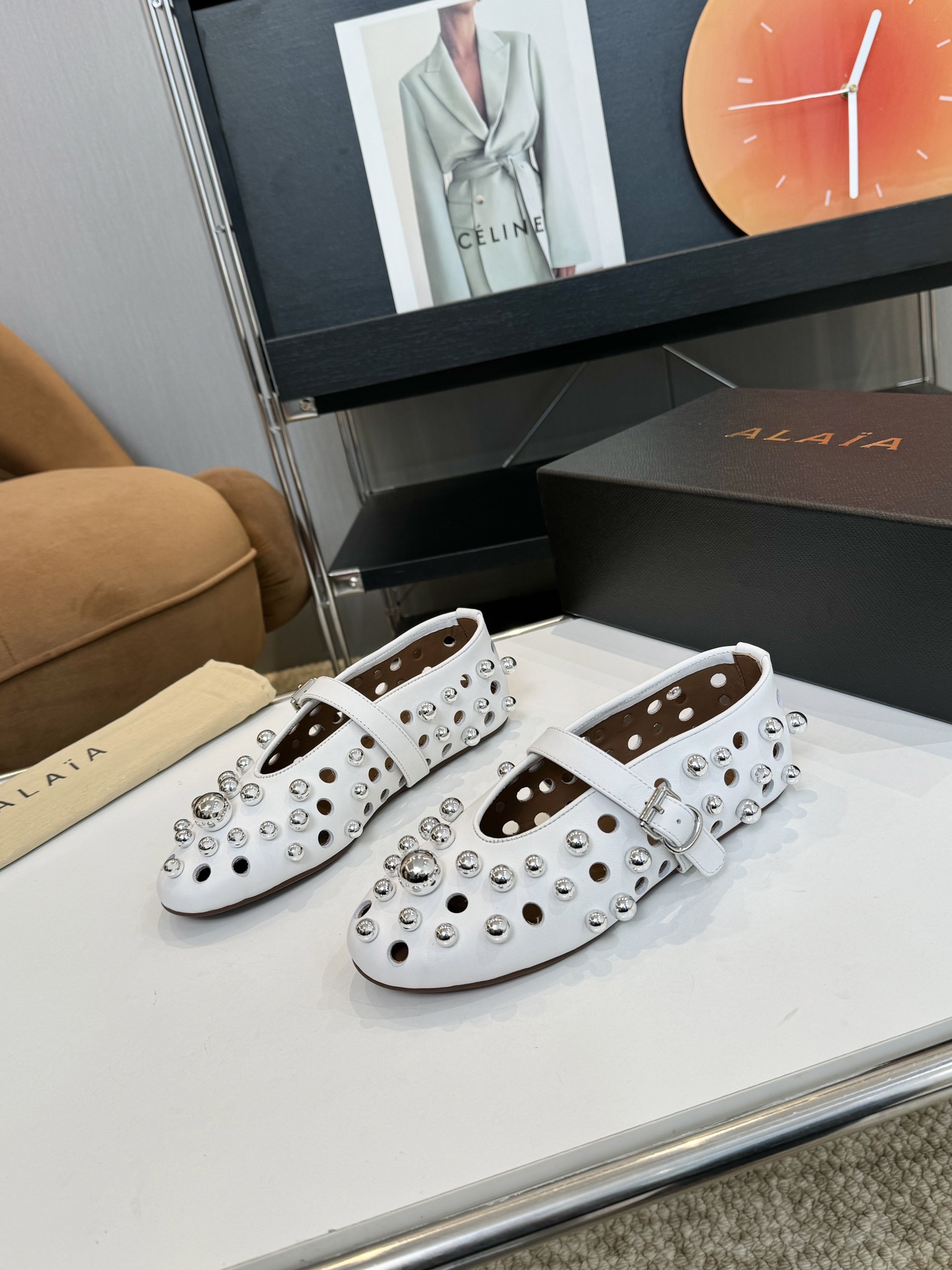 NO:439249,Alaia's new ALAIA French ballet single shoe flat shoes. The ballet flat shoes that were originally soft and romantic. After adding neutral decorations such as diamonds and metal studs, the traditional ballet style has more possibilities to display and can be combined with contemporary fashion. Sweet and cool ballet style, a ballet shoes with super high popularity, romantic, charming, comfortable and versatile style, full of girlish style. It is both modern and retro flavor, very simple and atmospheric. The ballet elements with full femininity are more than one style. They are both hard and soft, elegant and powerful, which is the best way to open ballet shoes. Whether it is a skirt, dress or jeans, it can become the finishing touch!  Go material imported calfskin upper imported inner mixed-bred sheepskin, original open molded rubber non-slip sole, size 35-39 (40 41 customized, non-return and exchange), Mary Jane, alaia, mary jane, flats, skirts, jeans, cowhide, sheepskin19860909Alaia 新款ALAIA阿莱亚法式芭蕾舞单鞋平底鞋 原本更具有柔美浪漫气息的芭蕾平底鞋,在加上钻、金属饰钉等中性风十足的装饰后,传统的芭蕾风格具有了更多施展的可能性,也更能与当代时尚结合.甜酷芭蕾风,人气超高的一款芭蕾舞鞋,浪漫又迷人舒适百搭满满的少女风 既摩登又复古的味道 非常的简约大气 女性气质十足的芭蕾元素可不只一种风格,刚柔并济,既优雅又有力量,才是芭蕾舞鞋最好的打开方式.不管是半身裙 连衣裙还是牛仔裤 它都能成为点睛之笔！ Go 材质 鞋面进口小牛皮 内里进口混种羊皮 大底原版开模橡胶防滑大底 码数35-39（40 41订做不退换）,玛丽珍,alaia,mary jane,flats,skirts,jeans,cowhide,sheepskin,Women's Shoes