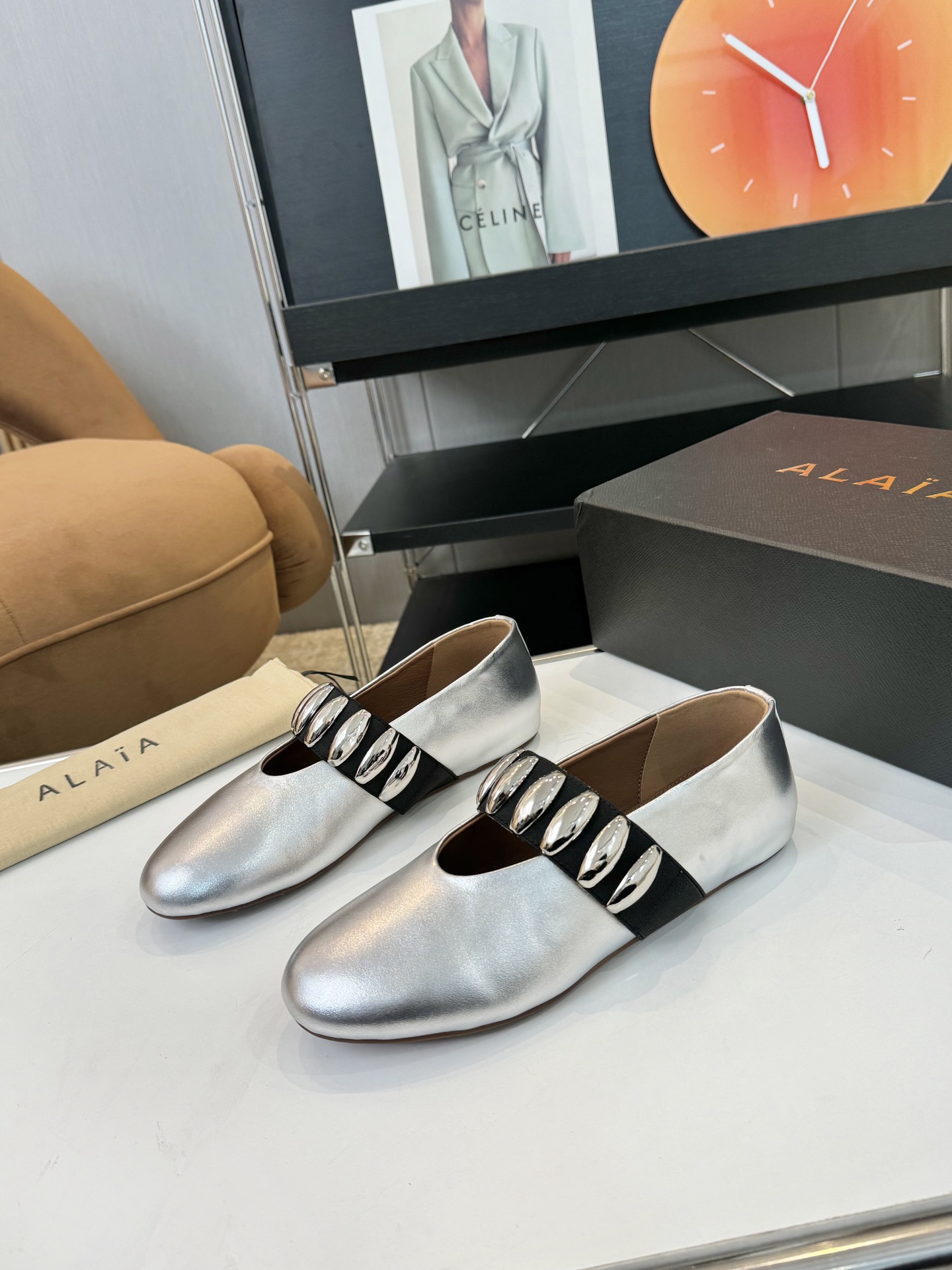 NO:173115,Price: Brand Alaia 23S new retro buckle Mary Jane shoes ballet shoes, catwalk flat ballet shoes, Zhang Xiaohui, the same sweet and cool ballet style, a very popular ballet shoes, romantic, charming, comfortable and versatile girlish style, modern and retro flavor, very simple and atmospheric. Whether it is a skirt, dress or jeans, it can be the finishing touch!   Go material imported calfskin upper imported inner mixed-bred sheepskin, original open molded rubber non-slip sole, size 35-39 (40 41 customized, non-return and exchange), ballet shoes, alaia, mary jane, skirts, jeans, cowhide, sheepskin19860909Price: 品 牌Alaia 阿莱亚23S新品复古扣带玛丽珍鞋芭蕾舞鞋 走秀款平底芭蕾舞鞋章小蕙同款甜酷芭蕾风,人气超高的一款芭蕾舞鞋,浪漫又迷人舒适百搭满满的少女风 既摩登又复古的味道 非常的简约大气 不管是半身裙 连衣裙还是牛仔裤 它都能成为点睛之笔！  Go 材质 鞋面进口小牛皮 内里进口混种羊皮 大底原版开模橡胶防滑大底 码数35-39（40 41订做不退换）,芭蕾舞鞋,alaia,mary jane,skirts,jeans,cowhide,sheepskin,Women's Shoes