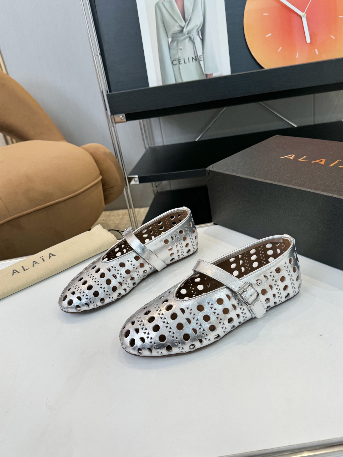 NO:231545,Price: Brand Alaia 23S new retro buckle Mary Jane shoes ballet shoes, catwalk flat ballet shoes, Zhang Xiaohui, the same sweet and cool ballet style, a very popular ballet shoes, romantic, charming, comfortable and versatile girlish style, modern and retro flavor, very simple and atmospheric. Whether it is a skirt, dress or jeans, it can be the finishing touch!   Go material imported calfskin upper imported inner mixed-bred sheepskin, original open molded rubber non-slip sole, size 35-39 (40 41 customized, non-return and exchange), ballet shoes, alaia, mary jane, skirts, jeans, cowhide, sheepskin19860909Price: 品 牌Alaia 阿莱亚23S新品复古扣带玛丽珍鞋芭蕾舞鞋 走秀款平底芭蕾舞鞋章小蕙同款甜酷芭蕾风,人气超高的一款芭蕾舞鞋,浪漫又迷人舒适百搭满满的少女风 既摩登又复古的味道 非常的简约大气 不管是半身裙 连衣裙还是牛仔裤 它都能成为点睛之笔！  Go 材质 鞋面进口小牛皮 内里进口混种羊皮 大底原版开模橡胶防滑大底 码数35-39（40 41订做不退换）,芭蕾舞鞋,alaia,mary jane,skirts,jeans,cowhide,sheepskin,Women's Shoes