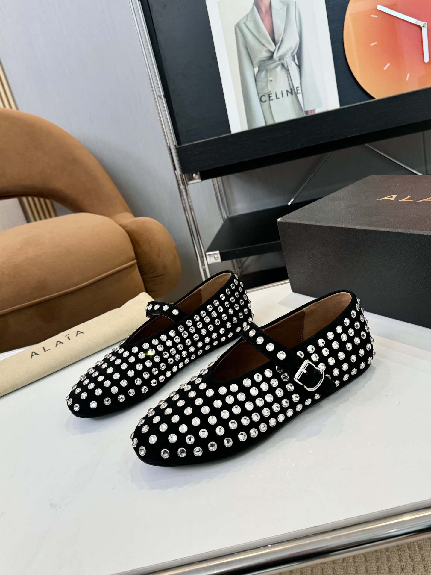 NO:173085,Price: Brand Alaia 23S new retro buckle Mary Jane shoes ballet shoes, catwalk flat ballet shoes, Zhang Xiaohui, the same sweet and cool ballet style, a very popular ballet shoes, romantic, charming, comfortable and versatile girlish style, modern and retro flavor, very simple and atmospheric. Whether it is a skirt, dress or jeans, it can be the finishing touch!   Go material imported upper Yangjing inner lining mixed-bred sheepskin, original open molded rubber non-slip sole, size 35-39 (40 41 customized, non-return and exchange), ballet shoes, alaia, mary jane, skirts, jeans, sheepskin, sheep19860909Price: 品 牌Alaia 阿莱亚23S新品复古扣带玛丽珍鞋芭蕾舞鞋 走秀款平底芭蕾舞鞋章小蕙同款甜酷芭蕾风,人气超高的一款芭蕾舞鞋,浪漫又迷人舒适百搭满满的少女风 既摩登又复古的味道 非常的简约大气 不管是半身裙 连衣裙还是牛仔裤 它都能成为点睛之笔！  Go 材质 鞋面进口羊京 内里进口混种羊皮 大底原版开模橡胶防滑大底 码数35-39（40 41订做不退换）,芭蕾舞鞋,alaia,mary jane,skirts,jeans,sheepskin,sheep,Women's Shoes