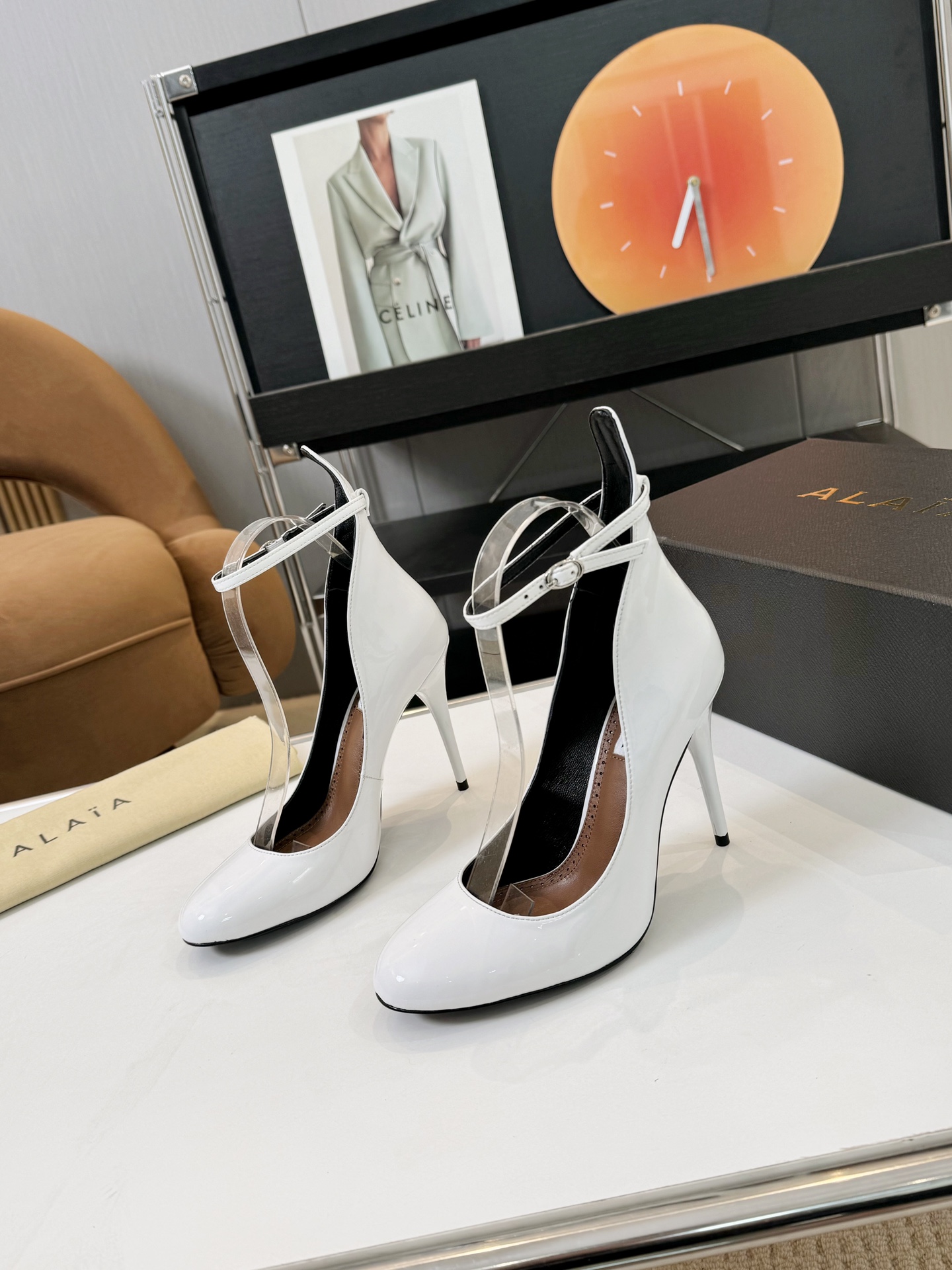 NO:439173,Alaia pointed-toe high heel slippers!  Countless designers regard him as 'Designer of Designers' and have more influence on the style of many people!  Alaia's design elements such as rivets, metal ring buckles, tight brass and sexy snake skin are constantly appearing on the catwalks of major brands. They are super popular and beautiful!  Fabric patent leather, horse hair, inner lining, footbed sheepskin lining, integrated sole, genuine leather outsole, heel height 10.5cm Size35-41 (40.41 custom-made, non-return, exchange), high heels, alaia, high heels, slippers, sheepskin, snakeskin, Leather soles19860909Alaia 阿莱雅尖头高跟拖鞋！无数的名设计师都把他看作“Designer of Designers”更影响着很多人的风格！铆钉、金属环扣、紧束胸衣和性感蛇皮这些Alaia的设计元素,不断出现在各大品牌的T台上、超级火爆,上脚美爆啦！ 面料漆皮,马毛 内里、垫脚羊皮里 鞋底一体成型真皮大底 跟高10.5cm Size35-41（40.41定制不退换）,高跟鞋单鞋,alaia,high heels,slippers,sheepskin,snakeskin,Leather soles,Women's Shoes