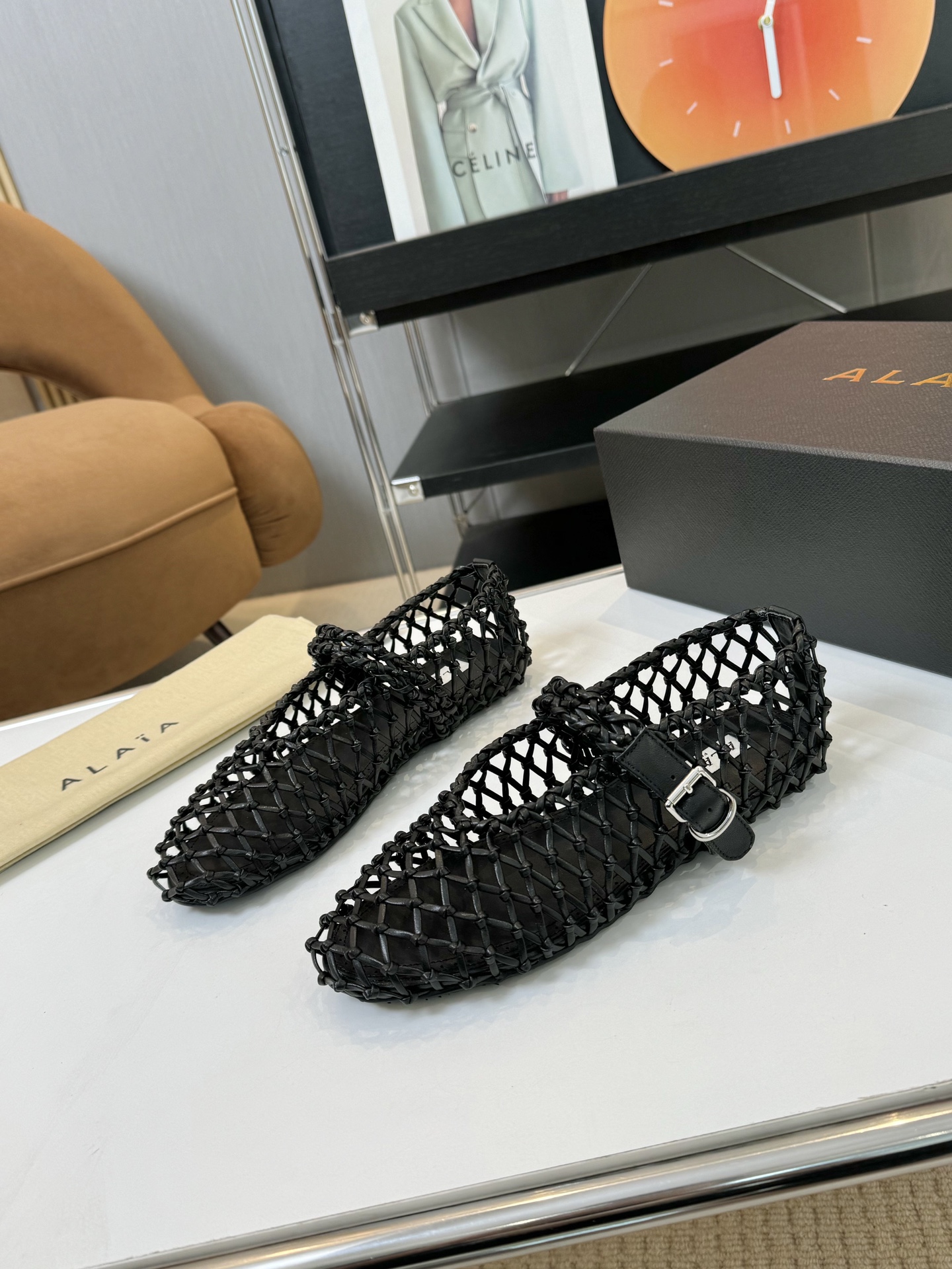 NO:173095,Price: Brand Alaia 24S new retro buckle Mary Jane shoes ballet shoes catwalk flat ballet shoes Zhang Xiaohui has the same sweet and cool ballet style, a very popular ballet shoes, romantic, charming, comfortable and versatile style, full of girlish style, modern and retro flavor, very simple and atmospheric, whether it is a skirt, dress or jeans, it can be the finishing touch!   Go material, upper cowhide mesh, original open molded rubber non-slip sole, size 35-39 (40 41 42 custom made, no return or exchange), ballet shoes, alaia, mary jane, skirts, jeans, cowhide19860909Price: 品 牌Alaia 阿莱亚24S新品复古扣带玛丽珍鞋芭蕾舞鞋 走秀款平底芭蕾舞鞋章小蕙同款甜酷芭蕾风,人气超高的一款芭蕾舞鞋,浪漫又迷人舒适百搭满满的少女风 既摩登又复古的味道 非常的简约大气 不管是半身裙 连衣裙还是牛仔裤 它都能成为点睛之笔！  Go 材质 鞋面牛皮织网 大底原版开模橡胶防滑大底 码数35-39（40 41 42订做不退换）,芭蕾舞鞋单鞋,alaia,mary jane,skirts,jeans,cowhide,Women's Shoes