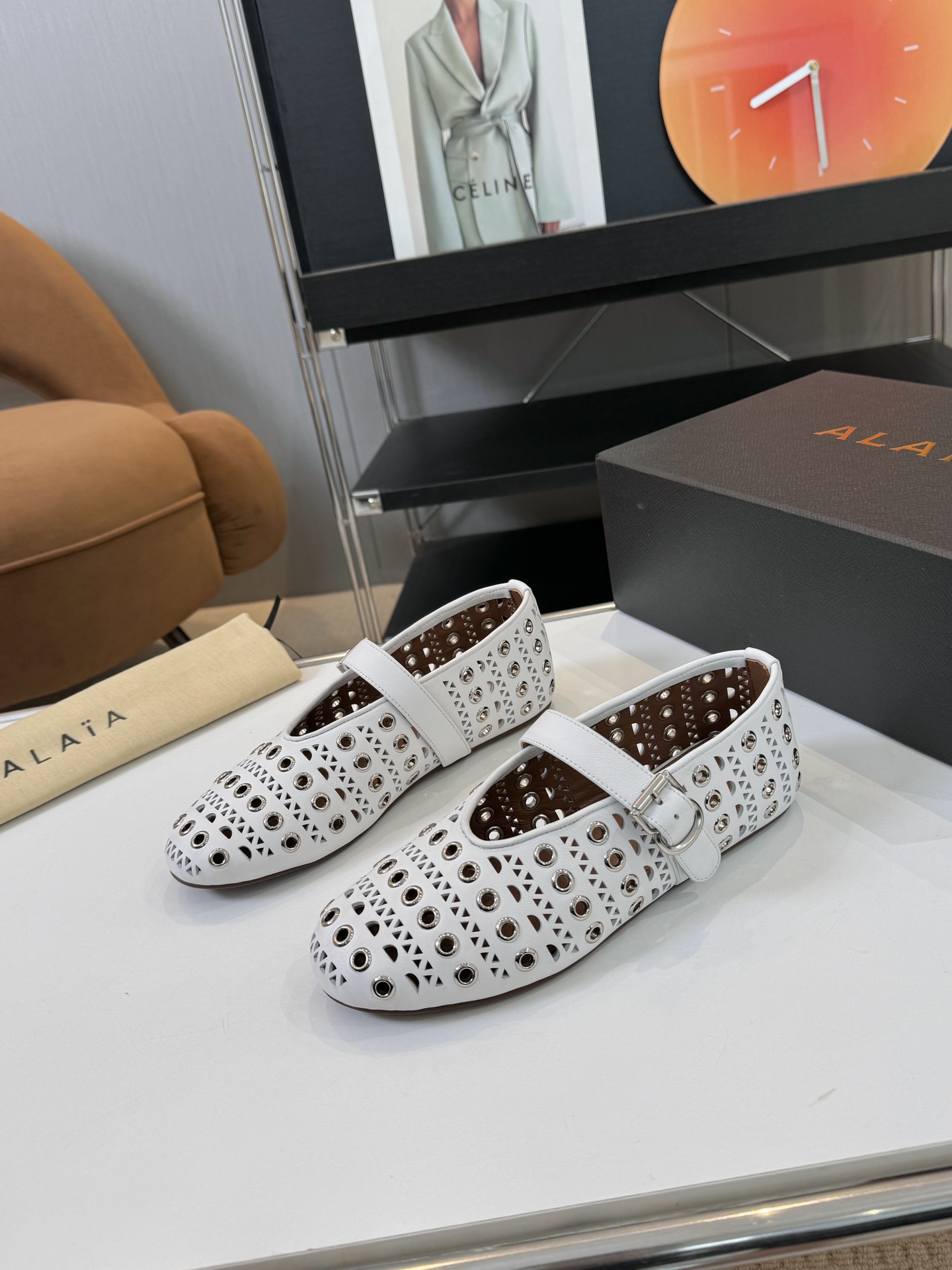 NO:480117,Price: Brand Alaia 23S new retro buckle Mary Jane shoes ballet shoes, catwalk flat ballet shoes, Zhang Xiaohui, the same sweet and cool ballet style, a very popular ballet shoes, romantic, charming, comfortable and versatile girlish style, modern and retro flavor, very simple and atmospheric. Whether it is a skirt, dress or jeans, it can be the finishing touch!   Go material imported calfskin upper imported inner mixed-bred sheepskin, original open molded rubber non-slip sole, size 35-39 (40 41 customized, non-return and exchange), ballet shoes, alaia, mary jane, skirts, jeans, cowhide, sheepskin19860909Price: 品 牌Alaia 阿莱亚23S新品复古扣带玛丽珍鞋芭蕾舞鞋 走秀款平底芭蕾舞鞋章小蕙同款甜酷芭蕾风,人气超高的一款芭蕾舞鞋,浪漫又迷人舒适百搭满满的少女风 既摩登又复古的味道 非常的简约大气 不管是半身裙 连衣裙还是牛仔裤 它都能成为点睛之笔！  Go 材质 鞋面进口小牛皮 内里进口混种羊皮 大底原版开模橡胶防滑大底 码数35-39（40 41订做不退换）,芭蕾舞鞋,alaia,mary jane,skirts,jeans,cowhide,sheepskin,Women's Shoes