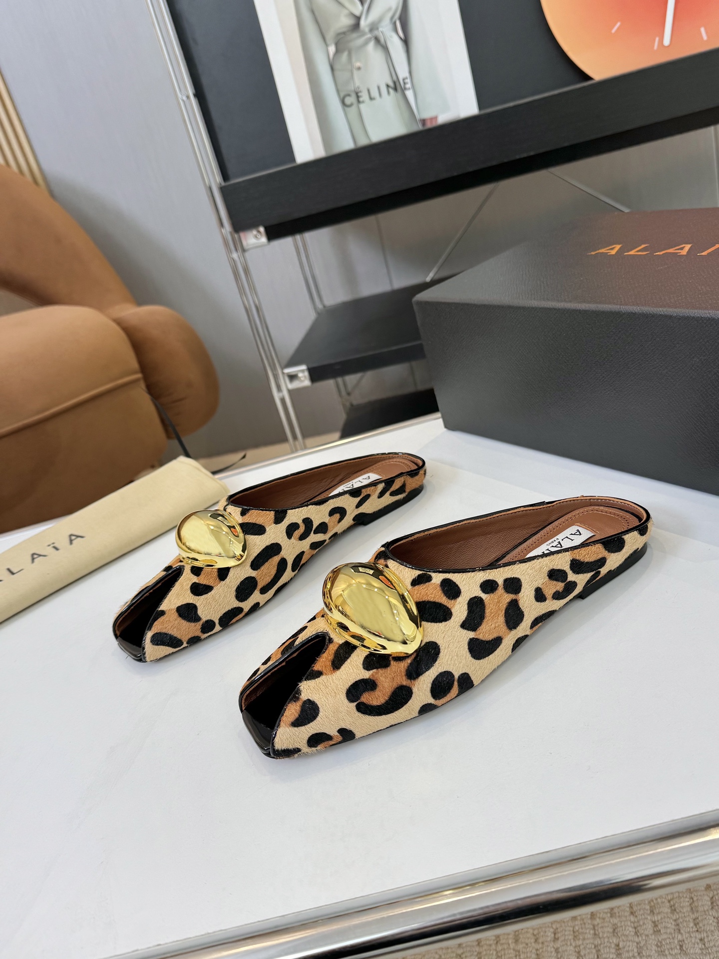 NO:173079,Price: Brand Alaia Spring and Summer New French Fairy Fish Mouth Metal Butter Flat Slippers Original purchased by the French first-tier luxury brand ALAIA brand originated from its founder. Azzedine Alaia is the founder of the 