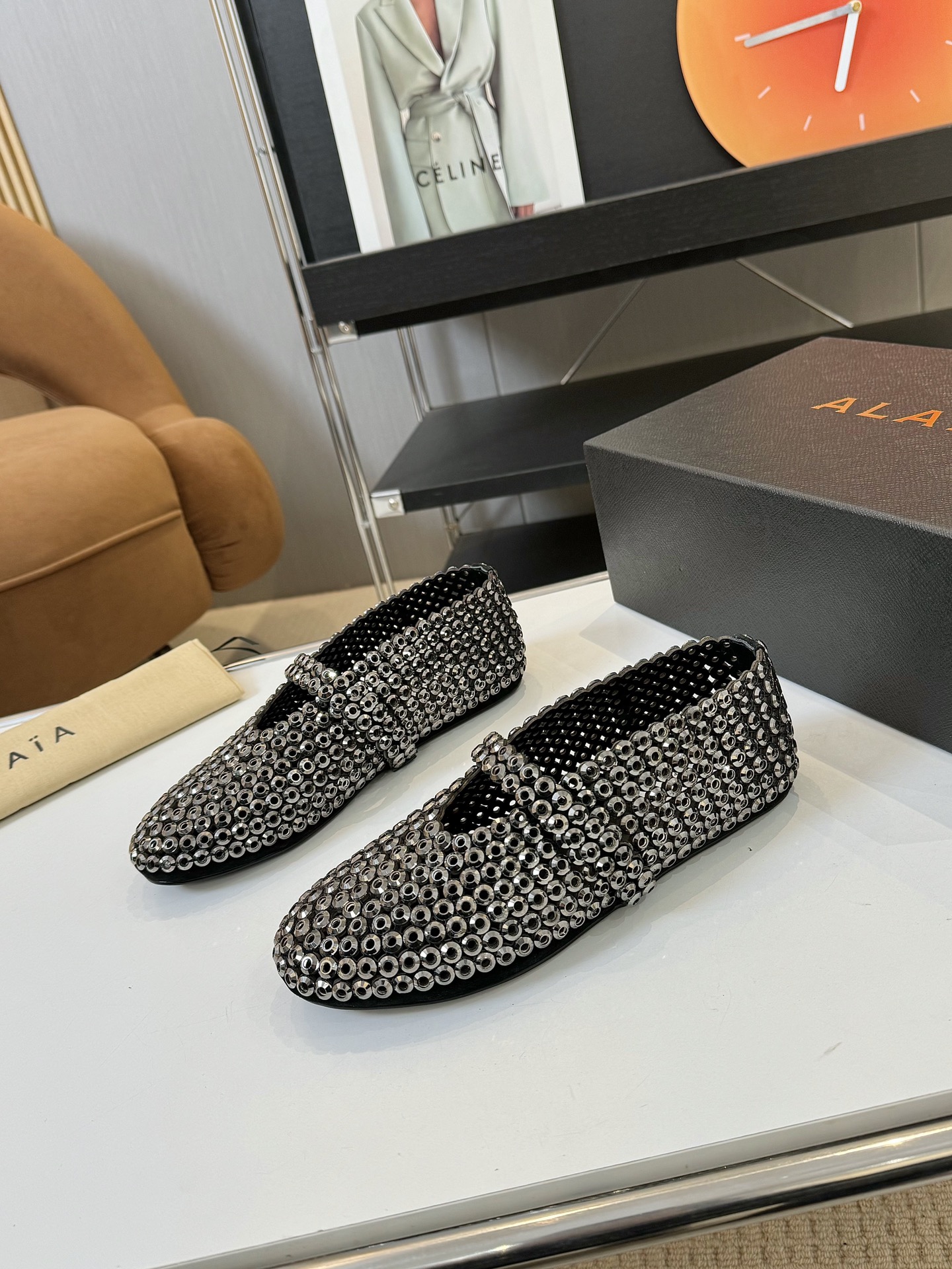 NO:173093,Price: Brand Alaia 25S new retro buckle Mary Jane shoes ballet shoes, catwalk flat ballet shoes, Zhang Xiaohui, the same sweet and cool ballet style, a very popular ballet shoes, romantic, charming, comfortable and versatile girlish style, modern and retro flavor, very simple and atmospheric. Whether it is a skirt, dress or jeans, it can be the finishing touch!   Go material imported calfskin upper imported inner mixed-bred sheepskin, original open molded rubber non-slip sole, size 35-40 (41 42 customized, non-return and exchange), ballet shoes, alaia, mary jane, skirts, jeans, cowhide, sheepskin19860909Price: 品 牌Alaia 阿莱亚25S新品复古扣带玛丽珍鞋芭蕾舞鞋 走秀款平底芭蕾舞鞋章小蕙同款甜酷芭蕾风,人气超高的一款芭蕾舞鞋,浪漫又迷人舒适百搭满满的少女风 既摩登又复古的味道 非常的简约大气 不管是半身裙 连衣裙还是牛仔裤 它都能成为点睛之笔！  Go 材质 鞋面进口小牛皮 内里进口混种羊皮 大底原版开模橡胶防滑大底 码数35-40（41 42订做不退换）,芭蕾舞鞋,alaia,mary jane,skirts,jeans,cowhide,sheepskin,Women's Shoes