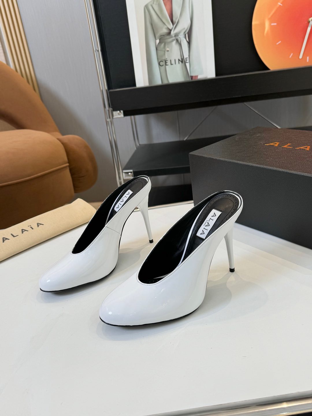 NO:405610,Price: Brand Alaia AlAIA pointed high heel slippers!  Countless designers regard him as 'Designer of Designers' and have more influence on the style of many people!  Alaia's design elements such as rivets, metal ring buckles, tight brass and sexy snake skin are constantly appearing on the catwalks of major brands. They are super popular and beautiful!  Fabric patent leather, horse hair, inner lining, footbed sheepskin lining, integrated sole, genuine leather outsole, heel height 10.5cm Size35-41 (40.41 custom-made, non-return, exchange), high heels, alaia, high heels, slippers, sheepskin, snakeskin, Leather soles19860909Price: 品 牌Alaia AlAIA阿莱雅尖头高跟拖鞋！无数的名设计师都把他看作“Designer of Designers”更影响着很多人的风格！铆钉、金属环扣、紧束胸衣和性感蛇皮这些Alaia的设计元素,不断出现在各大品牌的T台上、超级火爆,上脚美爆啦！ 面料漆皮,马毛 内里、垫脚羊皮里 鞋底一体成型真皮大底 跟高10.5cm Size35-41（40.41定制不退换）,高跟鞋,alaia,high heels,slippers,sheepskin,snakeskin,Leather soles,Women's Shoes