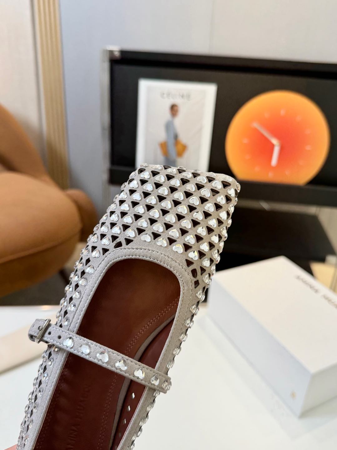 Amina Muaddi: Luxury Shoes with Unique Style and Quality Craftsmanship - 图片 5