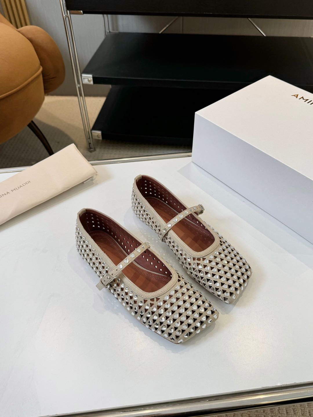 Amina Muaddi: Luxury Shoes with Original Design and Quality Materials - 图片 2