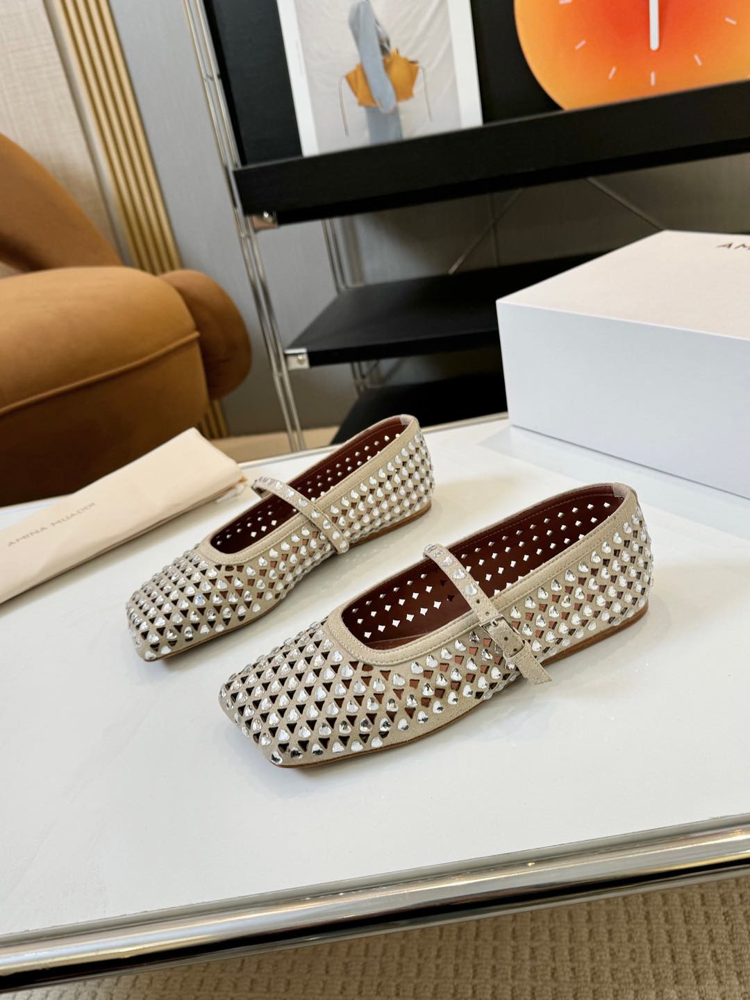 NO:231548,: Brand Amina muaddi Niche trendy brand 25ss early spring new style, rhinestone embellishment, ballet flats, full of girlish style, modern and retro flavor!  Very simple and elegant. Whether it is a skirt, dress or jeans, it can become the finishing touch!  Elegant style Create a different feeling. The upper is imported Yangjing/original diamond jewelry. The inner footbed sheepskin. The sole is imported from the original leather injection molded sole. Size35-40 (41.42 customization, no return or exchange) with original packaging, ballet shoes, flats, skirts, jeans, sheepskin, sheep19860909:  品 牌Amina muaddi 小众潮牌 25ss早春新款 水钻缀饰 芭蕾平底鞋 满满的少女风、既摩登又复古的味道！ 非常的简约大气 不管是半身裙、连衣裙还是牛仔裤,它都能成为点睛之笔！ 优雅风格 创造不一样的感觉 鞋面原版进口羊京/原版钻饰 内里垫脚羊皮 鞋底原版进口真皮注塑大底 Size35-40（41.42定制不退换） 配原版包装,芭蕾舞鞋,flats,skirts,jeans,sheepskin,sheep,Women's Shoes