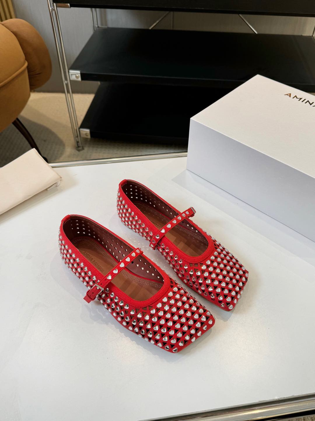 Amina Muaddi: Luxury Shoes with Unique Style and Quality Craftsmanship - 图片 2