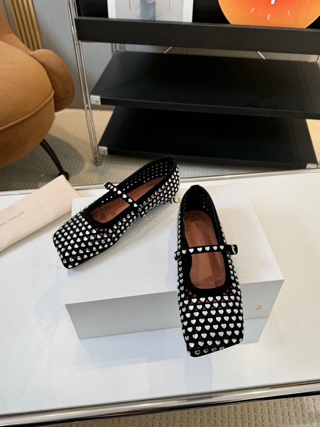 Amina Muaddi: Luxury Shoes with Original Design and Quality Materials - 图片 8