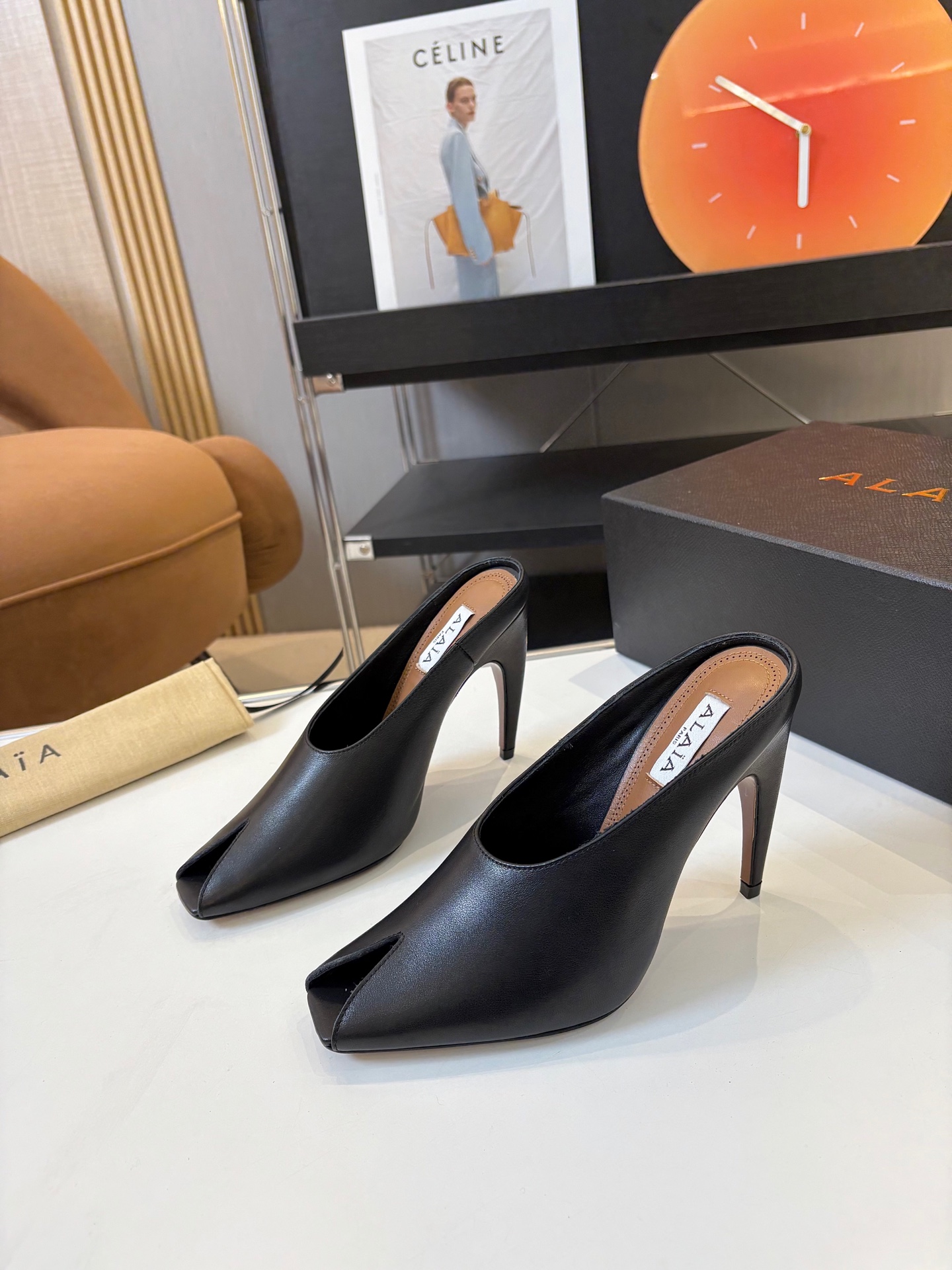 NO:405604,Price: Brand Alaia Spring and Summer New French Fairy Fish Mouth Metal High Heels The original version was purchased by the French first-tier luxury brand ALAIA brand originated from its founder Azzedine Alaia, the founder of the 'super tight and sexy' trend in the 1980s, known as 'King of cling'. He is one of the most legendary designers in the fashion industry. Azzedine Alaia cleverly exaggerates the sexy side, both sober and cautious and modern, and is also very close to sexy rivets, metal buckles, tight brass and sexy snake skin. These Alaia design elements continue to appear on the show stages of major brands. The style of the Alaia brand is as sexy and modern as its fashion. Fabric imported calfskin/paper leather Inner: imported sheepskin lining, Italian leather big sole  Size 35-40 (customized for 41/42) Heel height 10.5cm, high heels, alaia, high heels, cowhide, sheepskin, snakeskin, Leather soles19860909Price: 品 牌Alaia 阿莱亚春夏新款法式仙女鱼嘴金属高跟鞋 原版购入法国一线奢侈品牌ALAIA品牌源自其创始人Azzedine Alaia是上世纪80 年代“超紧身性感”风潮的创始人,被称作“King of cling”, 他是时尚界最传奇的设计师之一.Azzedine Alaia 聪明地将性感一边更夸张,既清醒谨慎摩登,又超贴身性感铆钉、金属环扣、紧束胸衣和性感蛇皮,这些 Alaia 的设计元素仍不断出现在各大品牌的秀台上.Alaia品牌的风格一如其时装,性感而又摩登. 面料进口小牛皮/漆皮 内里:进囗羊皮里 大底意大利真皮大底 码数35-40（41/42定做） 跟高10.5cm,高跟鞋,alaia,high heels,cowhide,sheepskin,snakeskin,Leather soles,Women's Shoes