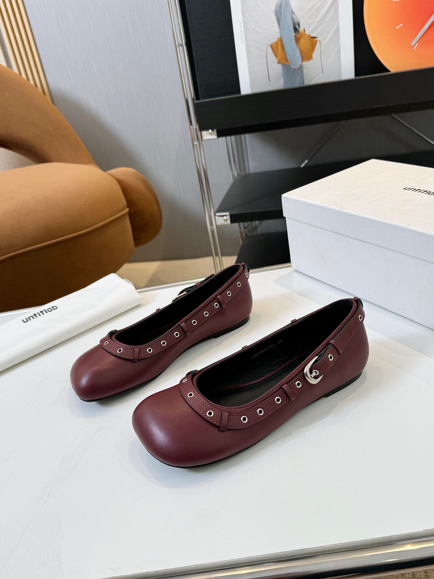 NO:173103,Price: Brand untitlab niche designer 25 launch conference new Belts Ballerina series flat ballet shoes The toe is designed with irregular square lines. The toe is designed with full space. The shoe mouth belt buckle is decorated to add a fashionable atmosphere. It is highly versatile and adaptable. Fabric cowhide and black sheepskin. Outsole original double color rubber outsole size 35-40, ballet shoes, cowhide, sheepskin19860909Price: 品 牌untitlab 小众设计师25发布会新款Belts Ballerina系列 平底芭蕾鞋 鞋头采用不规则方形线条设计.概予脚趾充分空间感.鞋口皮带扣造型装饰.增添时髦气息.百搭适配性极强 面料牛皮 内里黑色绵羊皮 大底原版双拼色橡胶大底 码数35-40,芭蕾舞鞋,cowhide,sheepskin,Women's Shoes