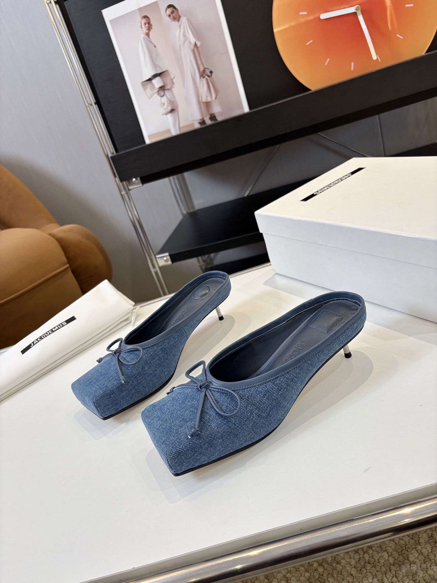 NO:252559,Price: Sheepskin/denim brand jacqumus niche trendy brand Jacquemus 25 spring and summer new square toe shoes with bow half-tugging/single shoes!  The square head design is really fashionable!  Jeans and small skirts are no problem!  Coco lovely without a head, boxy, a must-have for fashionable talent!  The popular square head design and the fenle style are personalized, the playful, cute, fashionable and beautiful bow decoration is very girlish, and the overall daily outfit is very fashionable!  The upper is made of mixed-bred sheepskin, denim, inner foot pad lambskin, outsole, imported from Italy, original color genuine leather sole, size 35-40 (41 custom made, no return or exchange) with original packaging, semi-torque, skirts, jeans, sheepskin, Leather soles19860909Price: 羊皮/牛仔布 品 牌jacqumus 小众潮牌Jacquemus25春夏新款方头鞋蝴蝶结半拖/单鞋！ 方头设计真的好时髦！牛仔裤 小裙子搭配不在话下！可可爱爱没有脑袋 四方方的 时髦精必入的一款！ 流行的方头设计和茴蕾风碰撞则个性,俏皮可爱时尚好看蝴蝶结装饰很有少女感,整体日常穿搭非常洋气就对了！ 鞋面采用混种羊皮,牛仔布 内里垫脚小羊皮 大底意大利进口原色真皮大底 码数35-40（41订做不退不换) 配原版包装,半拖,skirts,jeans,sheepskin,Leather soles,Women's Shoes