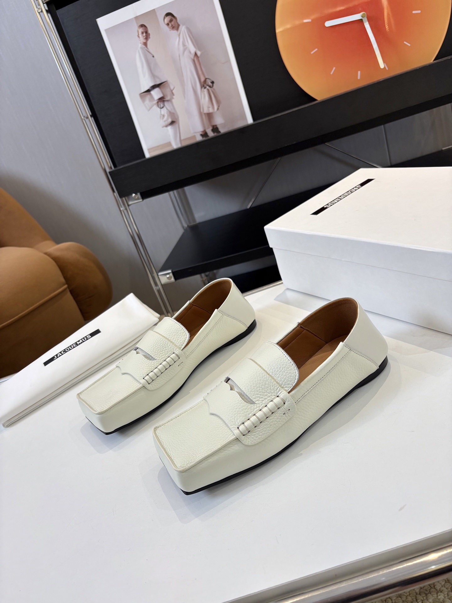 NO:231542,Price: Brand jacqumus niche trendy brand Jacquemus 25 spring and summer new square toe shoes single shoes!  The square head design is really fashionable!  Jeans and small skirts are no problem!  Coco lovely without a head, boxy, a must-have for fashionable talent!  The popular square head design and the fenle style are personalized, the playful, cute, fashionable and beautiful bow decoration is very girlish, and the overall daily outfit is very fashionable!  Upper open-mark beaded cowhide/grain cowhide inner sheepskin, outsole imitation leather sole outsole size 35-40 (41 custom made without return or exchange), single shoes, skirts, jeans, cowhide, sheepskin19860909Price: 品 牌jacqumus 小众潮牌Jacquemus25春夏新款方头鞋单鞋！ 方头设计真的好时髦！牛仔裤 小裙子搭配不在话下！可可爱爱没有脑袋 四方方的 时髦精必入的一款！ 流行的方头设计和茴蕾风碰撞则个性,俏皮可爱时尚好看蝴蝶结装饰很有少女感,整体日常穿搭非常洋气就对了！ 鞋面开标珠牛皮/粒面牛皮 内里羊皮 大底仿真皮底大底 码数35-40（41定制不退换）,单鞋,skirts,jeans,cowhide,sheepskin,Women's Shoes