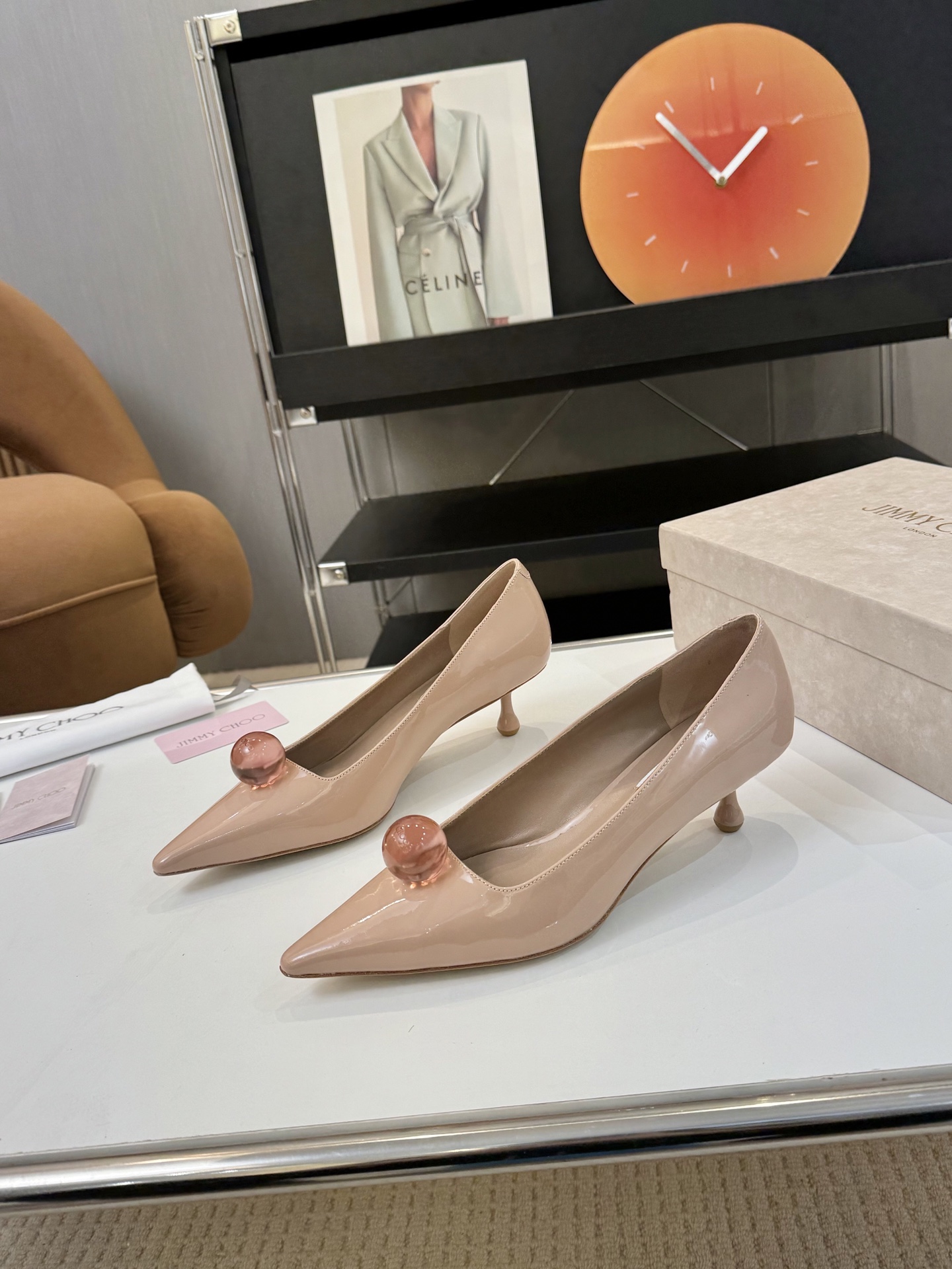 NO:265322,Price: Brand Jimmy Choo Jimmy Week Early Spring New Product Orb Pump Extra Shaped Crystal Diamond Buckle High Heels Song Qian's Same Model Encounter Luxury Not only a pair of shoes, but also a work of art. It carries exquisite craftsmanship and fashion aesthetics, and is an indispensable treasure in every woman's shoe cabinet that pursues quality and style. Wear it, start your own fashion legendary journey and let every step out of the bright stars!  The rhinestones outline the charming curve on the insteps of the feet, which is simply beautiful. It surrounds the fairy spirit with 360 degrees, gorgeous and not exaggerated!  !  Fabric: Open-edge mirror patent leather Inner: Soft sheepskin Outsole: Italian leather outsole Heel height: 3cm Size: #35-42 (40.41.42 Custom made without return), high heels single shoes, jimmy choo, jimmy choo, high heels, sheepskin, Leather soles19860909Price: 品 牌Jimmy Choo 吉米周 早春新品 Orb Pump异形 水晶钻扣 高跟鞋 宋茜同款 邂逅奢华 不仅仅是一双鞋子,更是一件艺术品,它承载着精湛工艺与时尚美学,是每位追求品质与风格的女性鞋柜中不可或缺的珍藏.穿上它,开启属于你的时尚传奇之旅,让每一步都踏出璀璨星光！ 水钻在脚背勾勒迷人的弧度 简直美爆了 360度环绕仙气感 华丽又不浮夸！！ 面料: 开边珠镜面漆皮 内里: 柔软羊皮 大底: 意大利真皮大底 跟高: 3cm Size: #35-42(40.41.42定做不退换）,高跟鞋单鞋,jimmy choo,jimmy choo,high heels,sheepskin,Leather soles,Women's Shoes