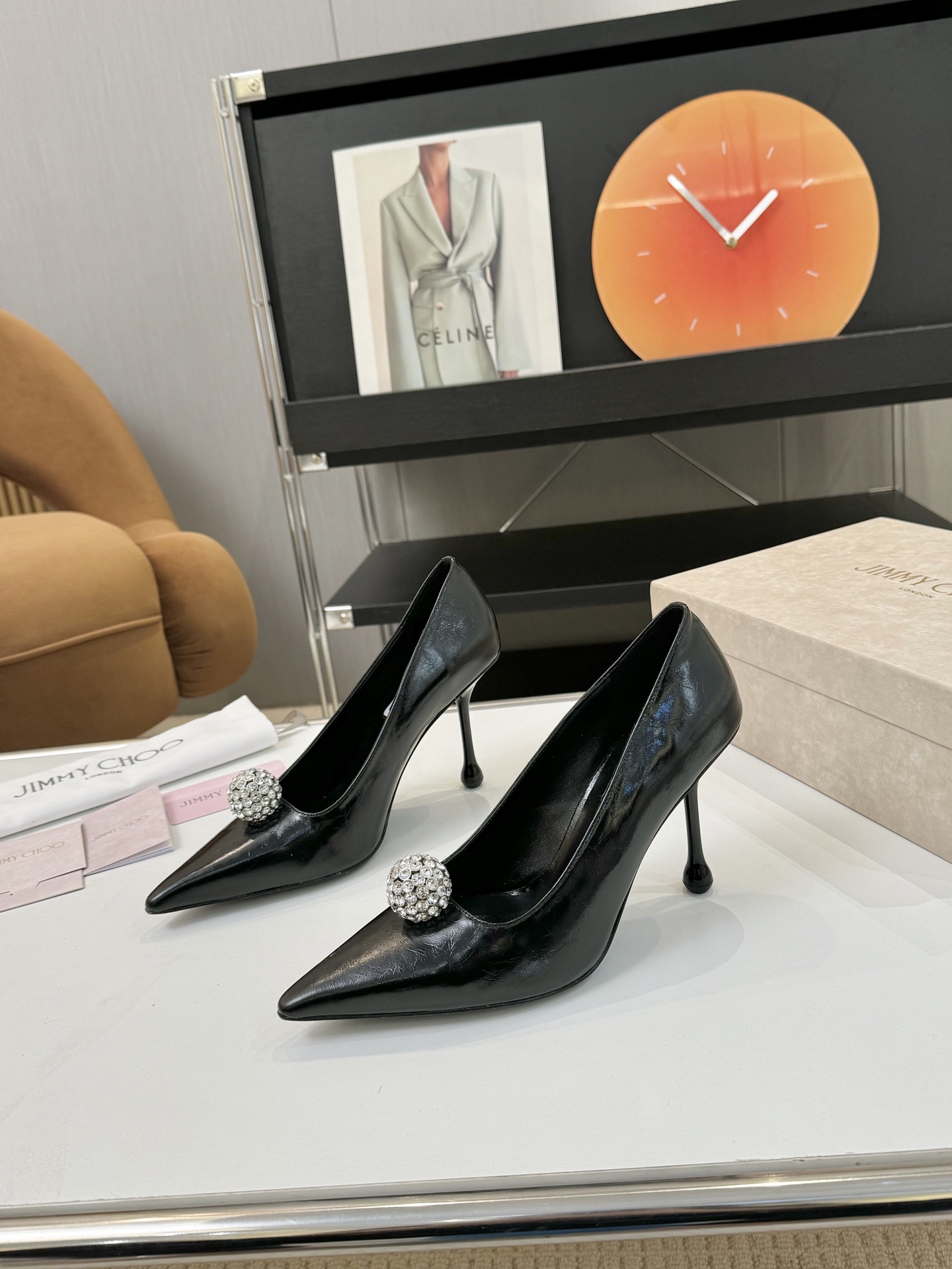 NO:265321,Price: Brand Jimmy Choo Jimmy Week Early Spring New Product Orb Pump Extra Shaped Crystal Diamond Buckle High Heels Song Qian's Same Model Encounter Luxury Not only a pair of shoes, but also a work of art. It carries exquisite craftsmanship and fashion aesthetics, and is an indispensable treasure in every woman's shoe cabinet that pursues quality and style. Wear it, start your own fashion legendary journey and let every step out of the bright stars!  The rhinestones outline the charming curve on the insteps of the feet, which is simply beautiful. It surrounds the fairy spirit with 360 degrees, gorgeous and not exaggerated!  !  Fabric: Open-edge mirror patent leather Inner: Soft sheepskin Outsole: Italian leather outsole Heel height: 9.5cm Size: #35-42 (40.41.42 Custom made without return), high heels single shoes, jimmy choo, jimmy choo, high heels, sheepskin, Leather soles19860909Price: 品 牌Jimmy Choo 吉米周 早春新品 Orb Pump异形 水晶钻扣 高跟鞋 宋茜同款 邂逅奢华 不仅仅是一双鞋子,更是一件艺术品,它承载着精湛工艺与时尚美学,是每位追求品质与风格的女性鞋柜中不可或缺的珍藏.穿上它,开启属于你的时尚传奇之旅,让每一步都踏出璀璨星光！ 水钻在脚背勾勒迷人的弧度 简直美爆了 360度环绕仙气感 华丽又不浮夸！！ 面料: 开边珠镜面漆皮 内里: 柔软羊皮 大底: 意大利真皮大底 跟高: 9.5cm Size: #35-42(40.41.42定做不退换）,高跟鞋单鞋,jimmy choo,jimmy choo,high heels,sheepskin,Leather soles,Women's Shoes