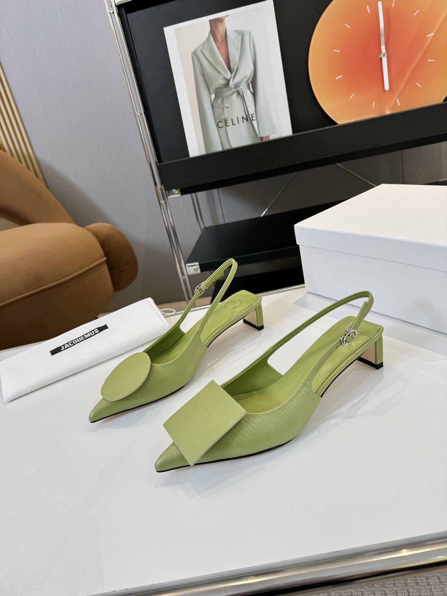 NO:252554,Price: Sheepskin/denim brand jacqumus niche trendy brand Jacquemus 25 spring and summer new square and round pointed back empty sandals JACQUEMUS's unique square and round buckle design is unique and eye-catching, and elegant taste. The stiletto heels and comfortable shoe shapes make you confident and relaxed every step, whether it is commuting or gathering, it is a dazzling choice!  Fabric denim/cowhide inner sheepskin footbed sheepskin heel height 7.0cm size 35-41 (40.41 custom made without return), sandals, sandals, cowhide, sheepskin19860909Price: 羊皮/牛仔布 品 牌jacqumus 小众潮牌Jacquemus25春夏新款方圆尖头后空凉鞋 JACQUEMUS独特的方扣与圆扣设计,别致吸睛,尽品 优雅品味.细高跟与舒适的鞋型,让你每一步都自信从 容,无论是通勤还是聚会,皆为亮眼之选！ 面料牛仔布/牛皮 内里羊皮 垫脚羊皮 跟高7.0cm 码数35-41（40.41定制不退换）,凉鞋,sandals,cowhide,sheepskin,Women's Shoes