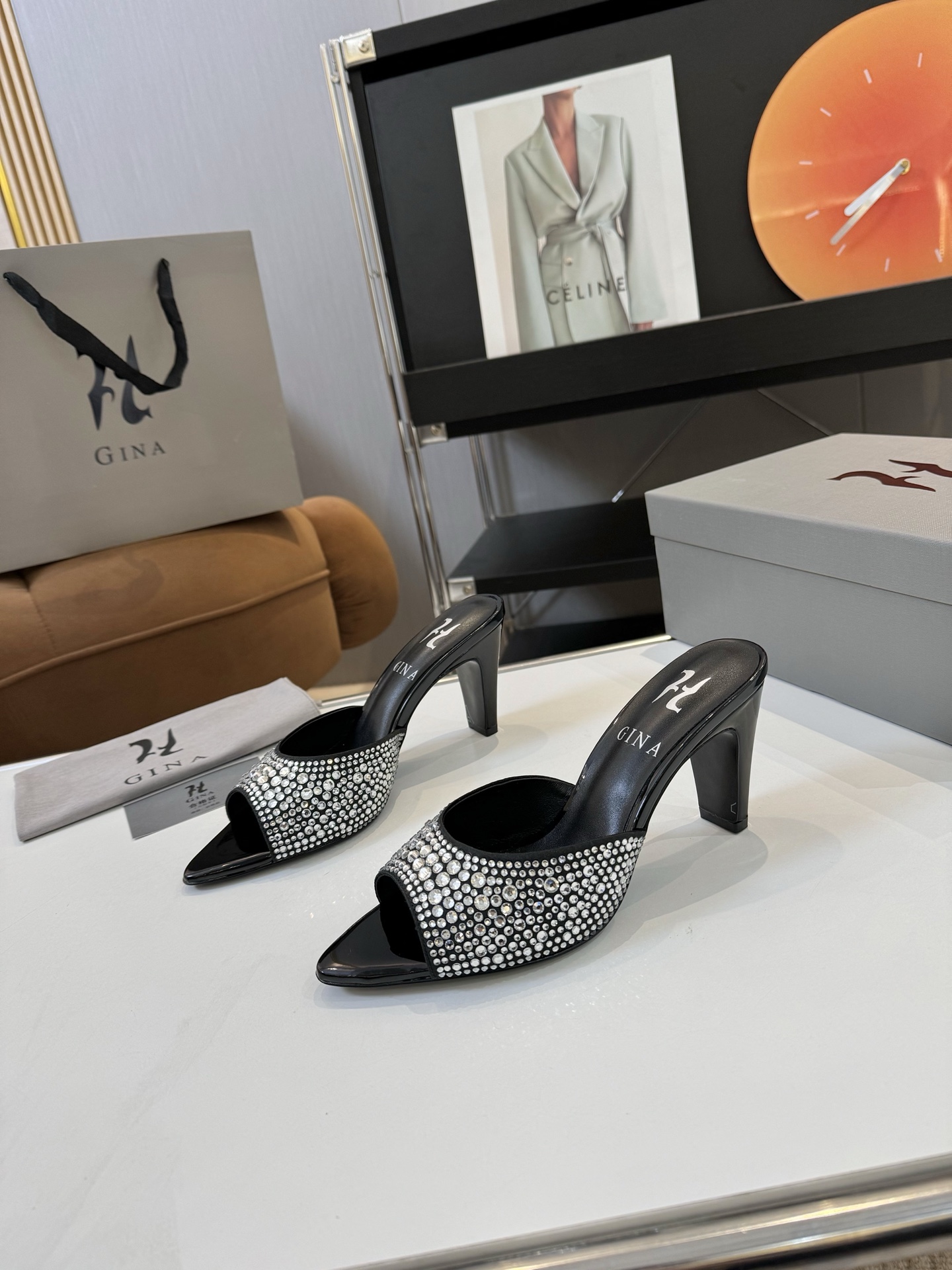 NO:248773,: Brand GINA is a brand new revamp, with upgraded packaging and pattern workmanship materials. The highest version of the market is purely hand-made diamonds, the most classic, real hand-made diamonds. Even the number of needle and thread traces is the same as the original version, master-level purely hand-made!  Comfortable and not tired of feet. A newly opened charming small square heel design, making it more comfortable to walk. The diamond surface is shining, adding a little happiness to life. High-end customization, exclusive products, the highest version in the industry. Upper imported rhinestone strap   outsole Italian leather outsole size 35-40 (41.42 custom made without return and exchange) height 9.0cm ━━━━GINA━━━━━━━━━━━━━━━━━━━━━━━━━━━━━━━━━━━━━━━━━━━━━━━━━━━━━━━━━━━━━━━━━━━━━━━━━━━━━━━━━━━━━━━━━━━━━━━━━━━━━━━━━━━━━━━━━━━━━━━━━━━━━━━━━━�19860909: 品 牌GINA吉娜 全新改版,包装、版型做工材料升级. 市场最高版本纯手工钻拖 经典之最,真正的手工钻石 连针线走线数量都和原版一样, 大师级纯手工打造 ！上脚舒适不累脚 新开迷人小方跟设计,走路更舒适.上钻面闪闪,给生活增添一分分快乐 高端定制,独家产品,行业最高版本 鞋面进口水钻带条  大底意大利真皮大底 size 35-40（41.42定做不退换） height 9.0cm ━━━━GINA━━━━━ 包装注意包装顶级专属盒 原版品质开发,高跟鞋拖鞋,high heels,slippers,Leather soles,Women's Shoes