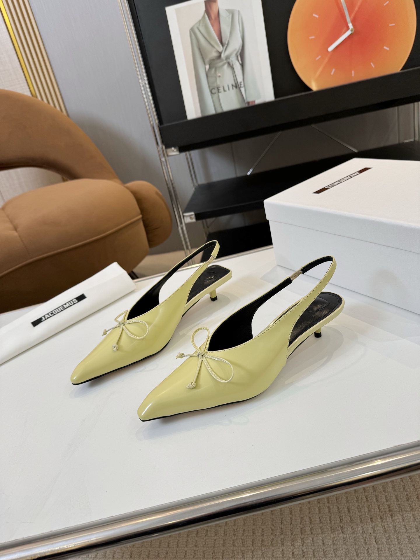 NO:252526,Price: Brand jacqumus niche trendy brand Jacquemus 25 spring and summer new bow pointed toe sandals JACQUEMUS's unique square and round buckle design is unique and eye-catching, and elegant taste. The stiletto heels and comfortable shoe shapes make you confident and relaxed every step, whether it is commuting or gathering, it is a dazzling choice!  Fabric cowhide inner sheepskin footbed sheepskin heel height 3.0cm size 35-41 (40.41 custom made without return or exchange), sandals, sandals, cowhide, sheepskin19860909Price: 品 牌jacqumus 小众潮牌Jacquemus25春夏新款蝴蝶结尖头后空凉鞋 JACQUEMUS独特的方扣与圆扣设计,别致吸睛,尽品 优雅品味.细高跟与舒适的鞋型,让你每一步都自信从 容,无论是通勤还是聚会,皆为亮眼之选！ 面料牛皮 内里羊皮 垫脚羊皮 跟高3.0cm 码数35-41（40.41定制不退换）,凉鞋,sandals,cowhide,sheepskin,Women's Shoes