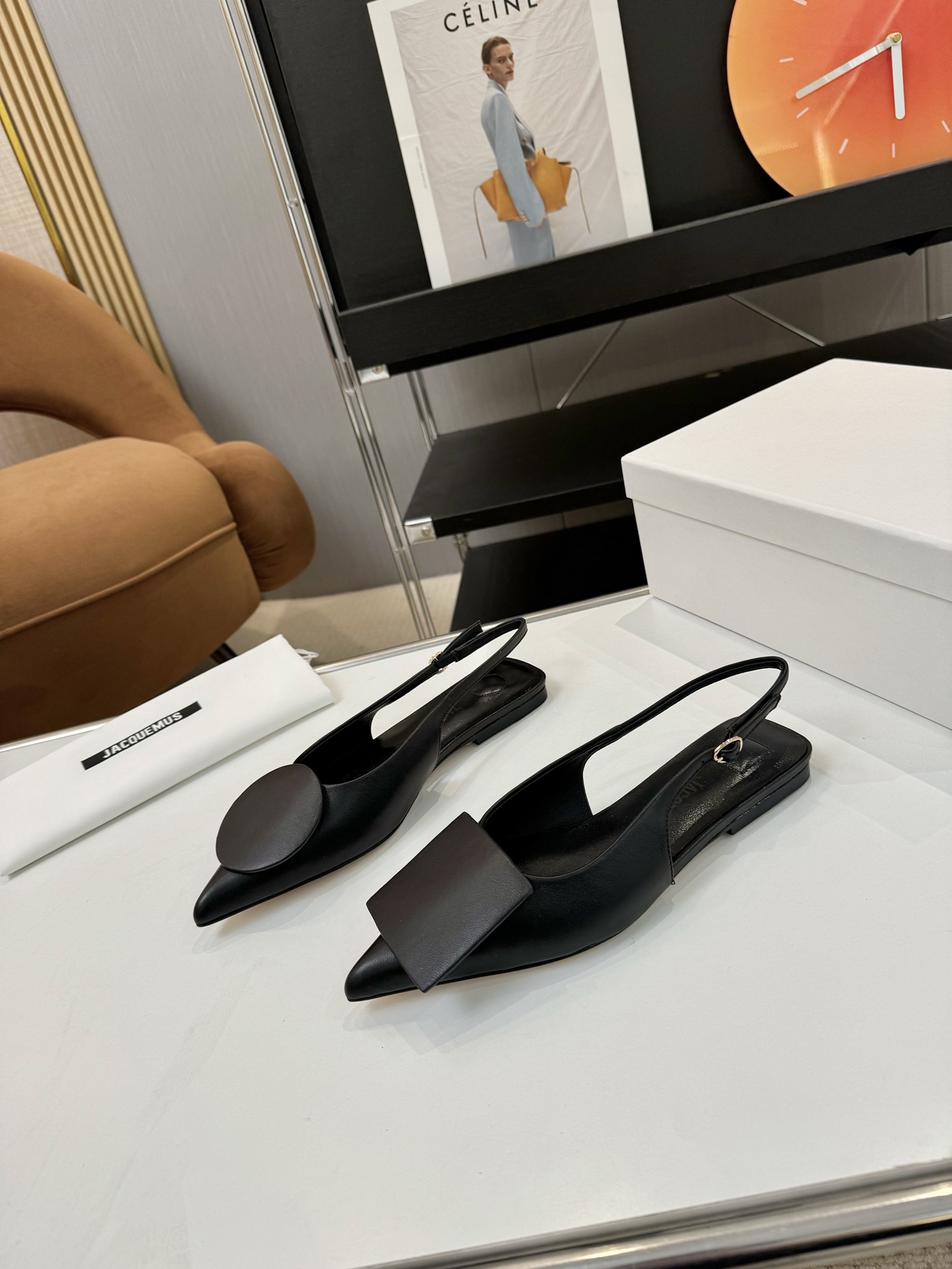 NO:391891,Price: Sheepskin/denim brand jacqumus niche trendy brand Jacquemus 25 spring and summer new square and round pointed back empty sandals JACQUEMUS's unique square and round buckle design is unique and eye-catching, and elegant taste. The stiletto heels and comfortable shoe shapes make you confident and relaxed every step, whether it is commuting or gathering, it is a dazzling choice!  Fabric denim/cowhide inner sheepskin footbed sheepskin heel height 1.0cm size 35-41 (40.41 custom made without return), sandals, sandals, cowhide, sheepskin19860909Price: 羊皮/牛仔布 品 牌jacqumus 小众潮牌Jacquemus25春夏新款方圆尖头后空凉鞋 JACQUEMUS独特的方扣与圆扣设计,别致吸睛,尽品 优雅品味.细高跟与舒适的鞋型,让你每一步都自信从 容,无论是通勤还是聚会,皆为亮眼之选！ 面料牛仔布/牛皮 内里羊皮 垫脚羊皮 跟高1.0cm 码数35-41（40.41定制不退换）,凉鞋,sandals,cowhide,sheepskin,Women's Shoes