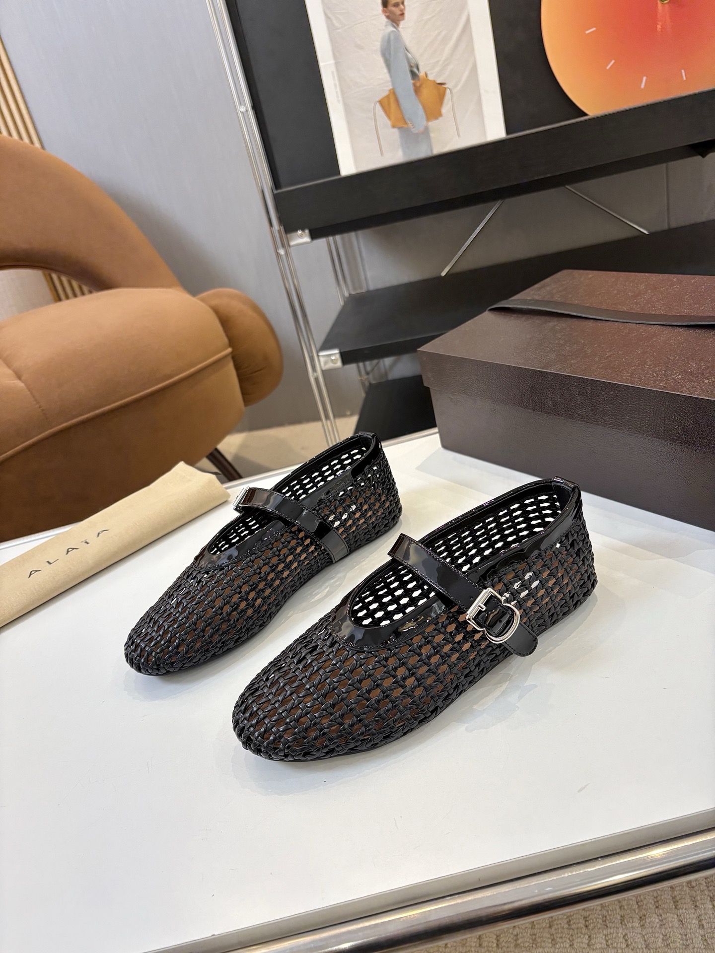 NO:246839,Price: (Leather Box   15) Brand Alaia 23S new retro buckle Mary Jane shoes ballet shoes catwalk flat ballet shoes Zhang Xiaohui has the same sweet and cool ballet style, a very popular ballet shoes, romantic, charming, comfortable and versatile girlish style, modern and retro flavor, very simple and atmospheric. Whether it is a skirt, dress or jeans, it can be the finishing touch!   Go material, upper fishing net braid, original open mold rubber non-slip sole, size 35-39 (40 41 custom made, no return or exchange), ballet shoes, alaia, mary jane, skirts, jeans19860909Price:（皮盒 15） 品 牌Alaia 阿莱亚23S新品复古扣带玛丽珍鞋芭蕾舞鞋 走秀款平底芭蕾舞鞋章小蕙同款甜酷芭蕾风,人气超高的一款芭蕾舞鞋,浪漫又迷人舒适百搭满满的少女风 既摩登又复古的味道 非常的简约大气 不管是半身裙 连衣裙还是牛仔裤 它都能成为点睛之笔！  Go 材质 鞋面渔网状编织 大底原版开模橡胶防滑大底 码数35-39（40 41订做不退换）,芭蕾舞鞋,alaia,mary jane,skirts,jeans,Women's Shoes