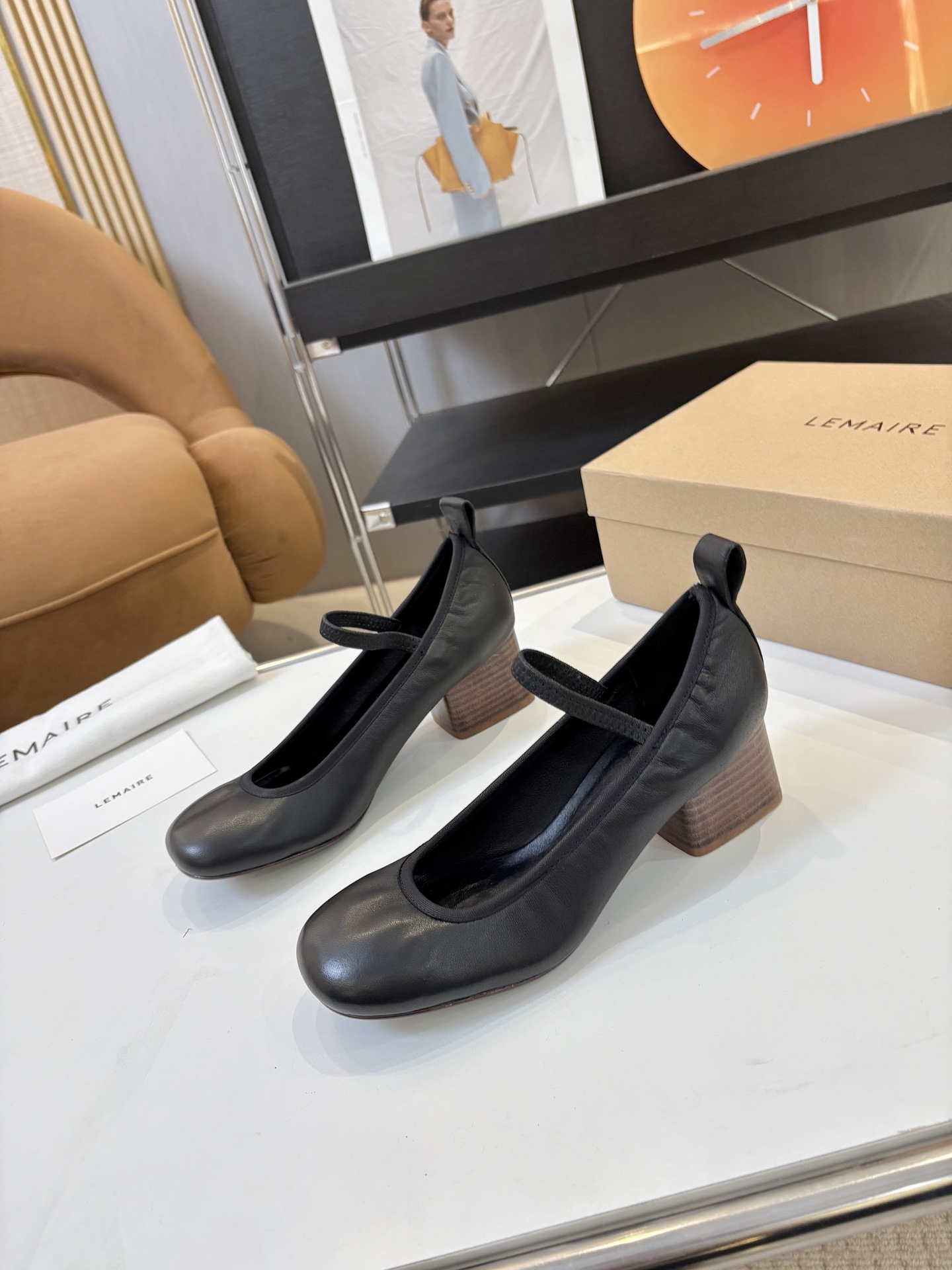 NO:265335,Price: Brand LEMAIRE 25s new hollow Roman ballet shoes Its shoes have always been feminine. This shoes with a little Roman style are elegant. The unique strap design adds sexy and elegant. Upper sheepskin inner foot pad sheepskin outsole imported from Italy size: 35-40 (40 custom made without return or exchange), ballet shoes, sheepskin, Leather soles19860909Price: 品 牌 LEMAIRE 25s新品中空罗马芭蕾舞鞋 它家的鞋子一直都是女人味风格 这款有点罗马风的鞋也不失优雅风情. 独特的带子的设计,平添性感而优雅 鞋面羊皮 内里垫脚羊皮 大底意大利进口真皮大底 size:35-40（40定制不退换）,芭蕾舞鞋,sheepskin,Leather soles,Women's Shoes