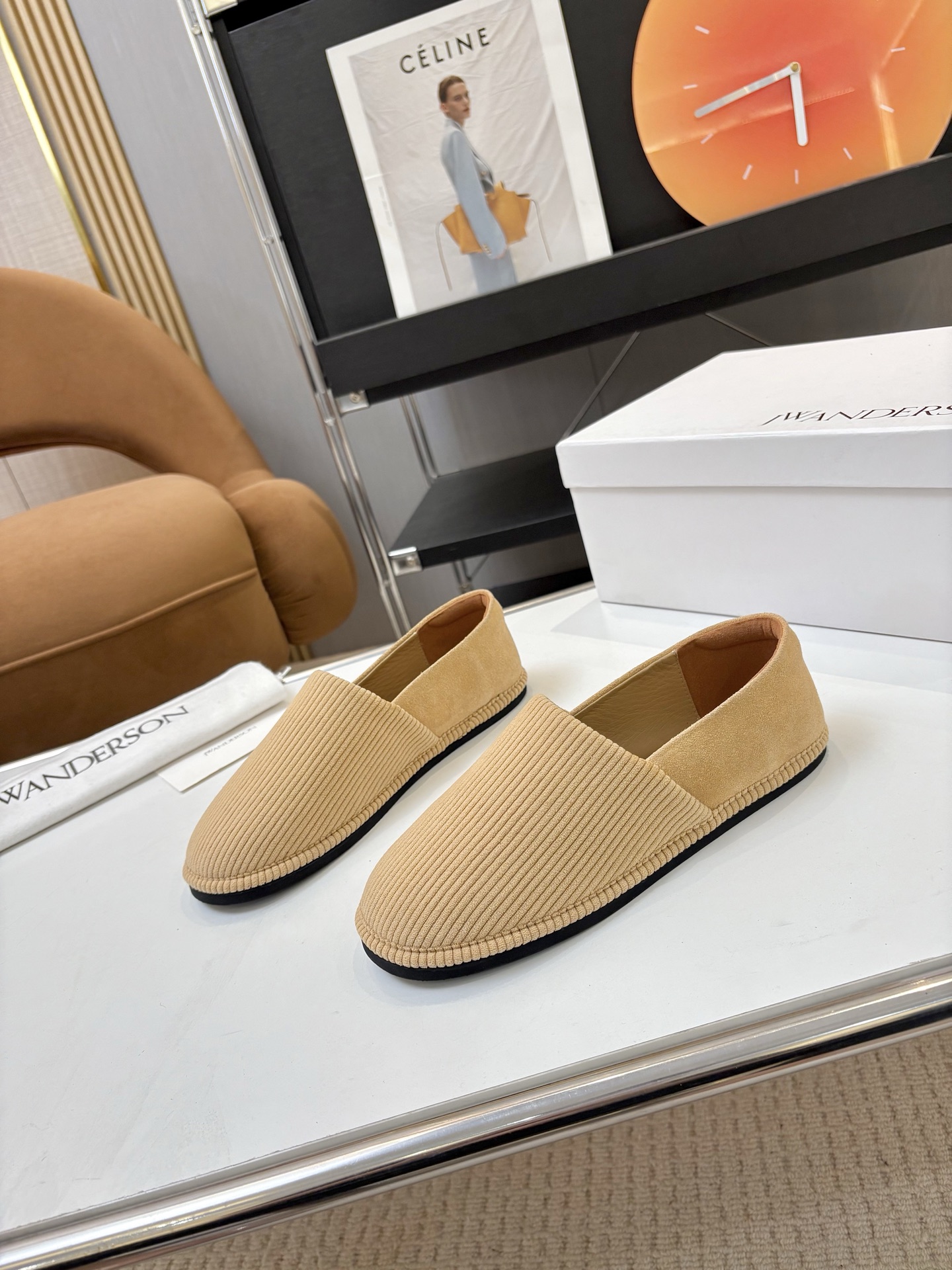 NO:262984,Price: Brand Jwanderson 25s early spring new style, simple velvet cloth, carefully designed and trimmed, with youthful purity and laziness. The overall shoes show a kind of gentleness, silent comfort, and the striped contrast makes the shoes not look so monotonous. The inner foot pad is made of leather, tough and long-lasting, and it is as new as it is worn for a long time. It is more suitable to match early spring clothes~ Classic velvet cloth inner foot pad sheepskin sole original molded rubber outsole size 35-39 (40 customized without return or exchange), loafers, loafers, sheepskin19860909Price: 品 牌Jwanderson 25s早春新款,简单的绒布,精心的设计和修剪,带着青春的纯粹与懒散,整体鞋子所展现的是一种温柔,润物细无声的舒适感,条纹的衬托使鞋子整体不显得那么单调,内里垫脚采用皮革,韧劲长久,久穿如新,搭配早春衣物再合适不过～ 鞋面经典绒布 内里垫脚羊皮 鞋底原版开模橡胶大底 码数35-39（40定做不退换）,乐福鞋,loafers,sheepskin,Women's Shoes