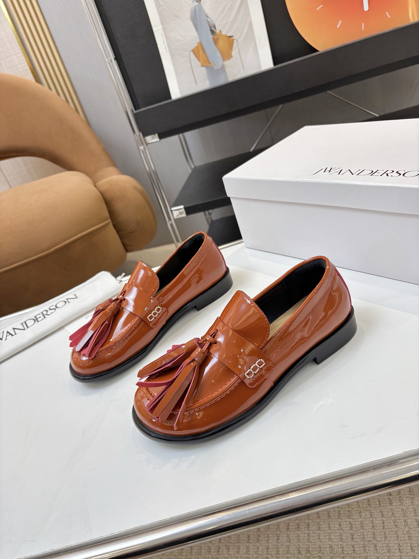 NO:262982,Price: Brand Jwanderson niche trendy brand Jwanderson 25 spring and summer latest catwalk tassel loafer shoes!  There is no strong feeling of contrasting colors, but it is still eye-catching!  The upper piping method is super strong stitching, smooth lines, natural angle curves, clean and neat!  The round toe paired with tassels is cute!  The cute design can be matched all year round, and it is quite practical. It can also be matched with socks and looks great in autumn and winter!  The upper is made of original imported calf open beads, inner foot pads, water dyed sheepskin, large sole, original molded rubber sole, size: 35-40 (40 custom made without return or exchange), loafers, loafers, sheepskin, socks19860909Price: 品 牌Jwanderson 小众潮牌Jwanderson25春夏最新走秀款流苏乐福鞋单鞋！没有撞色的强烈感,但依旧吸睛！鞋面滚边做法,超结实针脚,线条流畅转角弧度自然,干净利落！ 圆圆的鞋头搭配流苏可可爱爱的！呆萌的设计,一年四季都可以搭配,实用性还蛮好,也可以搭配袜子秋冬穿也很好看！ 鞋面采用原版进口小牛开边珠 内里垫脚水染羊皮 大底原版开模橡胶大底 码数:35-40（40定做不退换）,乐福鞋,loafers,sheepskin,socks,Women's Shoes