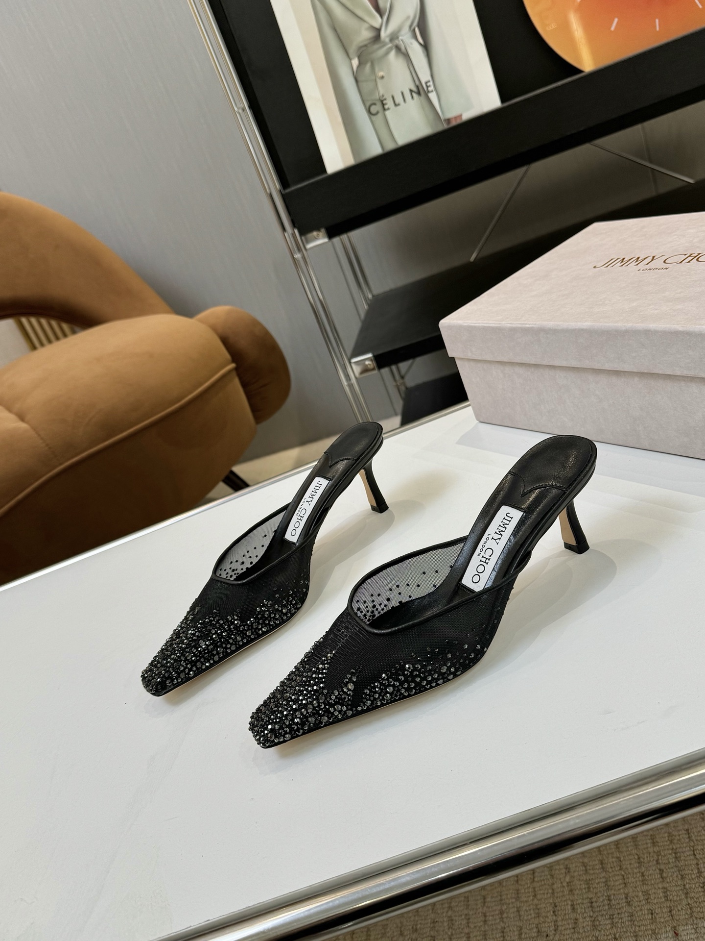 NO:265328,Price: Brand Jimmy Choo 25 spring and summer new product mesh hot diamond square-head kitten heel slippers!  Jc classic crystal hot diamond mesh high heels, a super fairy style!  It's so beautiful that it's super flash and expensive Swarovski crystal diamond bling bling drip.. The upper uses imported mesh/Swarovski crystal diamond, inner foot pad sheepskin, outsole imported Italian cowhide, heel height: 5.5cm Size: 35-42 (40/41/42, no return or exchange), semi-tork high heels, jimmy choo, swarovski, high heels, slippers, cowhide, sheepskin19860909Price: 品 牌 Jimmy Choo 25春夏新品网纱烫钻方头小猫跟拖鞋！Jc经典水晶烫钻网纱高跟鞋 超级仙的一款啊！美得让人窒息 超闪昂贵施华洛世奇水晶钻 bling bling滴.. 鞋面采用进口网纱/施华洛世奇水晶钻 内里垫脚羊皮 大底意大利进口牛皮大底 跟高:5.5cm 码数:35-42（ 40/41/42定不退换）,半拖高跟鞋,jimmy choo,swarovski,high heels,slippers,cowhide,sheepskin,Women's Shoes