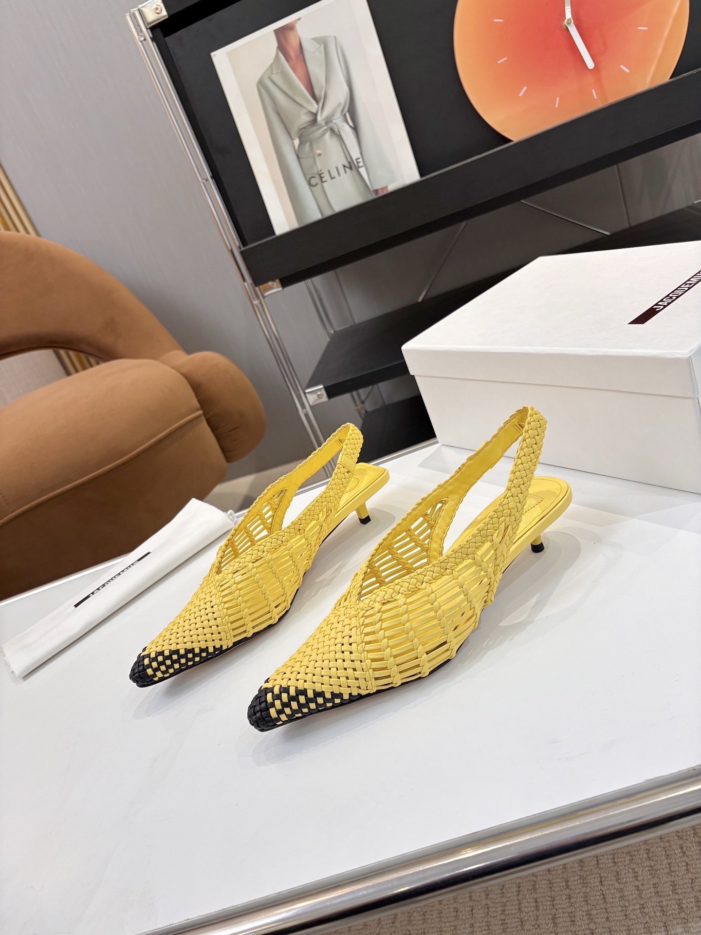 NO:265315,Price: Brand jacqumus Niche trendy brand Jacquemus The most popular color-blocked woven pointy kitten heel hollow sandals in spring and summer. Color-blocked woven novel and fashionable, sexy and elegant, showing the lines of the feet, with a skinny and beautiful visual effect, a very versatile fashion item!  Very simple and elegant, super beautiful, with just the right pointed tip with a 3cm kitten, making it easy to walk!  It can attack and defend, and it can be both fashionable and comfortable, which is perfect!  !  The effect of the foot is invincible and beautiful, with a very texture and temperament. Just be brainless!  Pure hand-woven pu material, footbed sheepskin, outsole, Italian leather outsole, heel height 3cm, size 35/41 (40.41 custom made without return), sandals, sandals, sheepskin, Leather soles19860909Price: 品 牌jacqumus 小众潮牌 Jacquemus 春夏最火最流行拼色编织尖头小猫跟后空凉鞋 拼色的编织 新颖时尚大方,性感不失优雅,很显脚部线条,附有骨感美的视觉效果,非常百搭的时尚单品！ 极简优雅·超级好看,恰到好处的尖头搭配3cm小猫跟,又稳好走！可攻可守·时髦舒适皆能兼得,实属完美！！ 上脚效果无敌好看,很有质感也显气质.无脑冲就对了！ 鞋面纯手工编织pu材质 垫脚羊皮 大底意大利真皮大底 跟高3cm 码数35/41(40.41定做不退换),凉鞋,sandals,sheepskin,Leather soles,Women's Shoes