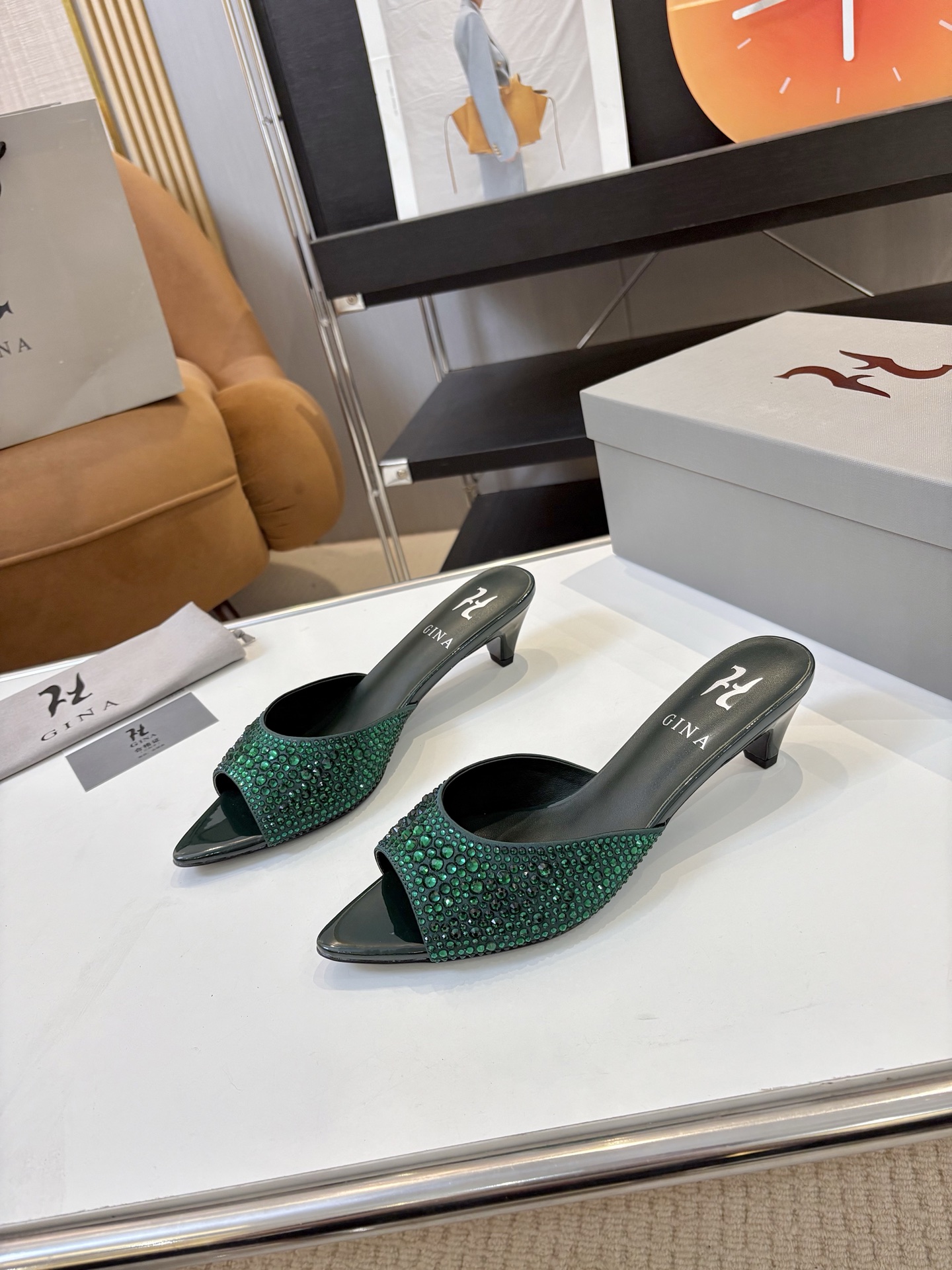 NO:383372,: Brand GINA is a brand new revamp, with upgraded packaging and pattern workmanship materials. The highest version of the market is purely hand-made diamonds, the most classic, real hand-made diamonds. Even the number of needle and thread traces is the same as the original version, master-level purely hand-made!  Comfortable and not tired of feet. A newly opened charming small square heel design, making it more comfortable to walk. The diamond surface is shining, adding a little happiness to life. High-end customization, exclusive products, the industry's highest version. Upper imported rhinestone strap + outsole Italian leather sole size 35-40 (41.42 custom made without return and exchange) height 4.5cm ━━━━GINA━━━━━━━━━━━━━━━━━━━━━━━━━━━━━━━━━━━━━━━━━━━━━━━━━━━━━━━━━━━━━━━━━━━━━━━━━━━━━━━━━━━━━━━━━━━━━━━━━━━━━━━━━━━━━━━━━━━━━━━━━━━━━━━━━━━19860909: 品 牌GINA吉娜 全新改版,包装、版型做工材料升级. 市场最高版本纯手工钻拖 经典之最,真正的手工钻石 连针线走线数量都和原版一样, 大师级纯手工打造 ！上脚舒适不累脚 新开迷人小方跟设计,走路更舒适.上钻面闪闪,给生活增添一分分快乐 高端定制,独家产品,行业最高版本 鞋面进口水钻带条+ 大底意大利真皮大底 size 35-40（41.42定做不退换） height 4.5cm ━━━━GINA━━━━━ 包装注意包装顶级专属盒 原版品质开发,高跟鞋,high heels,Leather soles,Women's Shoes