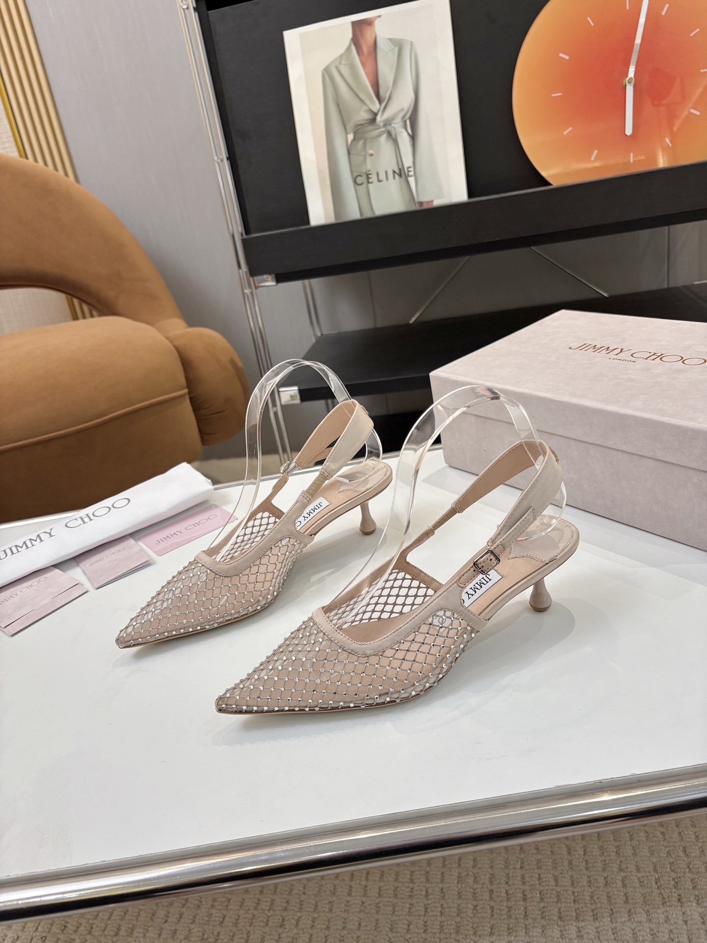 NO:383352,Price: Brand Jimmy Choo Jimmy Week Early Spring New Product Orb Pump Extra Shaped High Heels Song Qian Same Model Encounter Luxury Not only a pair of shoes, but also a work of art. It carries exquisite craftsmanship and fashion aesthetics, and is an indispensable treasure in every woman's shoe cabinet that pursues quality and style. Wear it, start your own fashion legendary journey and let every step out of the bright stars!  The rhinestones outline the charming curve on the insteps of the feet, which is simply beautiful. It surrounds the fairy spirit with 360 degrees, gorgeous and not exaggerated!  !  Fabric: cowhide Inner: soft sheepskin Outsole: Italian leather outsole Heel height: 5.0cm Size: #35-42 (40.41.42 Custom made without return), high heels sandals, jimmy choo, jimmy choo, sandals, high heels, cowhide, sheepskin, Leather soles19860909Price: 品 牌Jimmy Choo 吉米周 早春新品 Orb Pump异形 高跟鞋 宋茜同款 邂逅奢华 不仅仅是一双鞋子,更是一件艺术品,它承载着精湛工艺与时尚美学,是每位追求品质与风格的女性鞋柜中不可或缺的珍藏.穿上它,开启属于你的时尚传奇之旅,让每一步都踏出璀璨星光！ 水钻在脚背勾勒迷人的弧度 简直美爆了 360度环绕仙气感 华丽又不浮夸！！ 面料: 牛皮 内里: 柔软羊皮 大底: 意大利真皮大底 跟高: 5.0cm Size: #35-42(40.41.42定做不退换）,高跟鞋凉鞋,jimmy choo,jimmy choo,sandals,high heels,cowhide,sheepskin,Leather soles,Women's Shoes