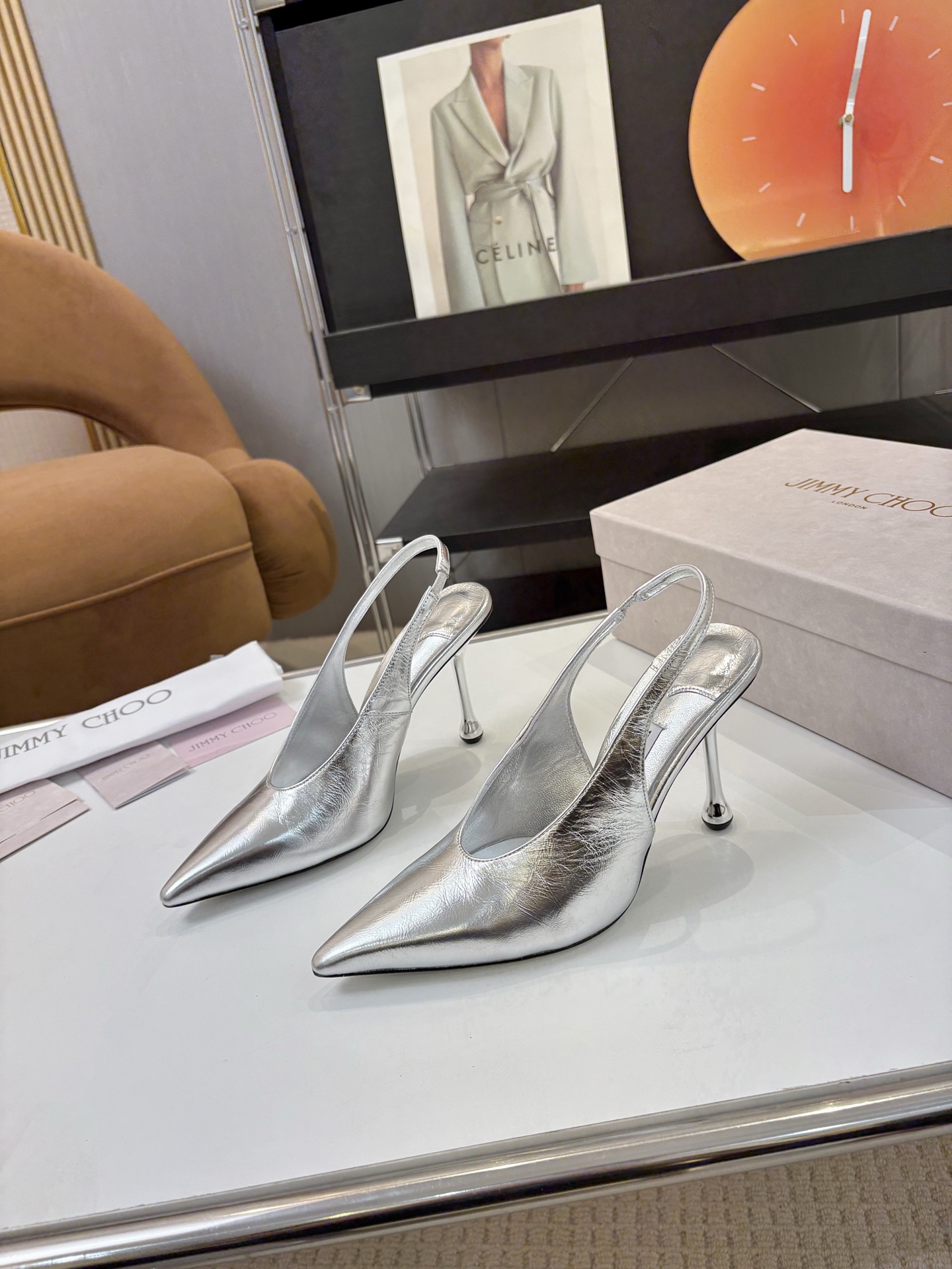 NO:383348,Price: Brand Jimmy Choo Jimmy Week Early Spring New Product Orb Pump Extra Shaped High Heels Song Qian Same Model Encounter Luxury Not only a pair of shoes, but also a work of art. It carries exquisite craftsmanship and fashion aesthetics, and is an indispensable treasure in every woman's shoe cabinet that pursues quality and style. Wear it, start your own fashion legendary journey and let every step out of the bright stars!  The rhinestones outline the charming curve on the insteps of the feet, which is simply beautiful. It surrounds the fairy spirit with 360 degrees, gorgeous and not exaggerated!  !  Fabric: cowhide Inner: soft sheepskin Outsole: Italian leather outsole Heel height: 9.5cm Size: #35-42 (40.41.42 Custom made without return), high heels sandals, jimmy choo, jimmy choo, sandals, high heels, cowhide, sheepskin, Leather soles19860909Price: 品 牌Jimmy Choo 吉米周 早春新品 Orb Pump异形 高跟鞋 宋茜同款 邂逅奢华 不仅仅是一双鞋子,更是一件艺术品,它承载着精湛工艺与时尚美学,是每位追求品质与风格的女性鞋柜中不可或缺的珍藏.穿上它,开启属于你的时尚传奇之旅,让每一步都踏出璀璨星光！ 水钻在脚背勾勒迷人的弧度 简直美爆了 360度环绕仙气感 华丽又不浮夸！！ 面料: 牛皮 内里: 柔软羊皮 大底: 意大利真皮大底 跟高: 9.5cm Size: #35-42(40.41.42定做不退换）,高跟鞋凉鞋,jimmy choo,jimmy choo,sandals,high heels,cowhide,sheepskin,Leather soles,Women's Shoes